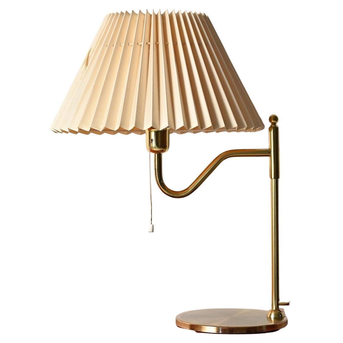 Lampada da tavolo svedese con abat-jour plissettata di Nya ÖIA