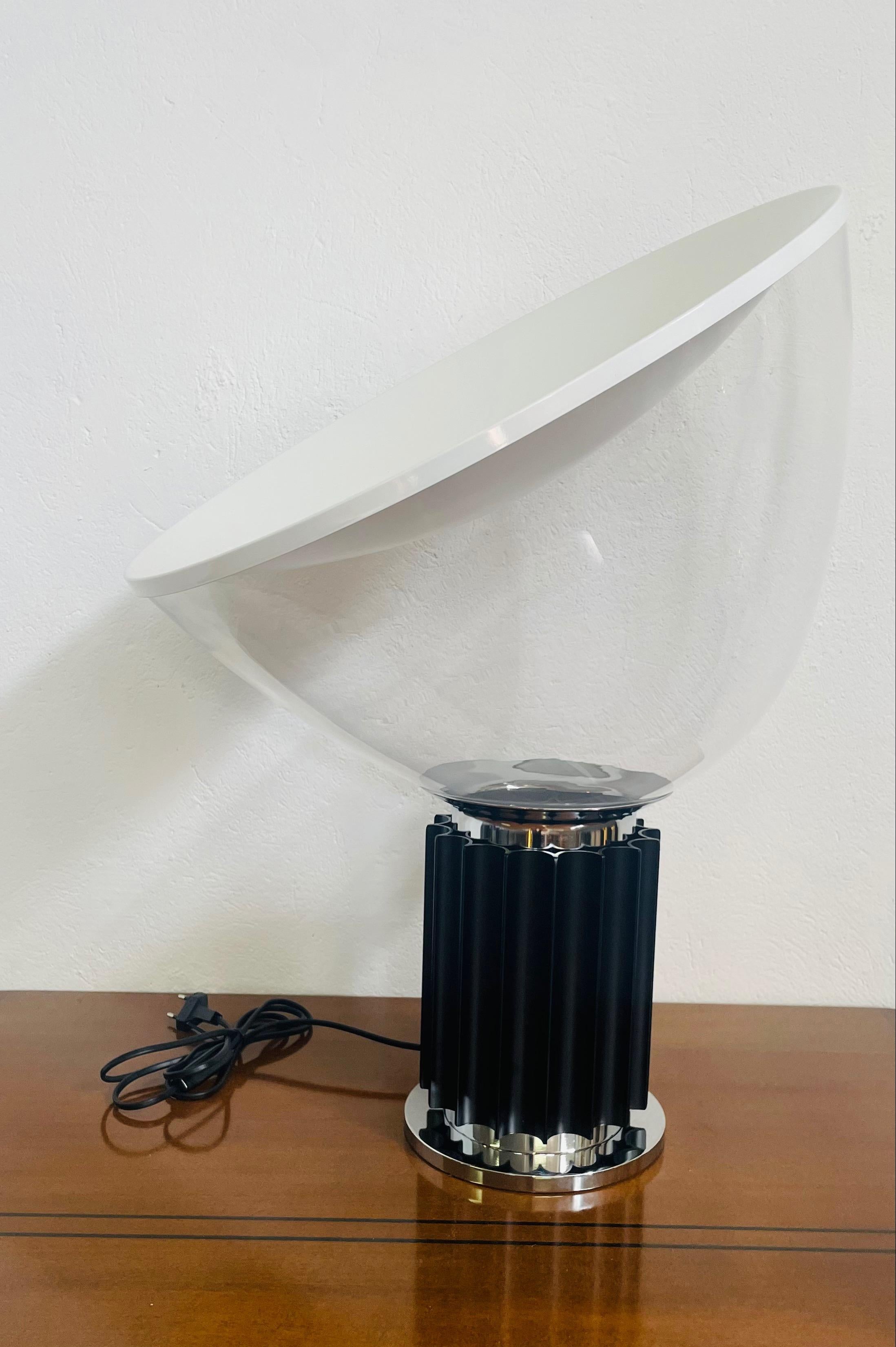 Lámpara de sobremesa Taccia de los hermanos Castiglioni producida por Flos en 1962
Lámpara de mesa Taccia de metal pintado de negro y acero, con difusor de cristal soplado.
Diseñada por los hermanos Castiglioni y producida por Flos en 1962.
En muy