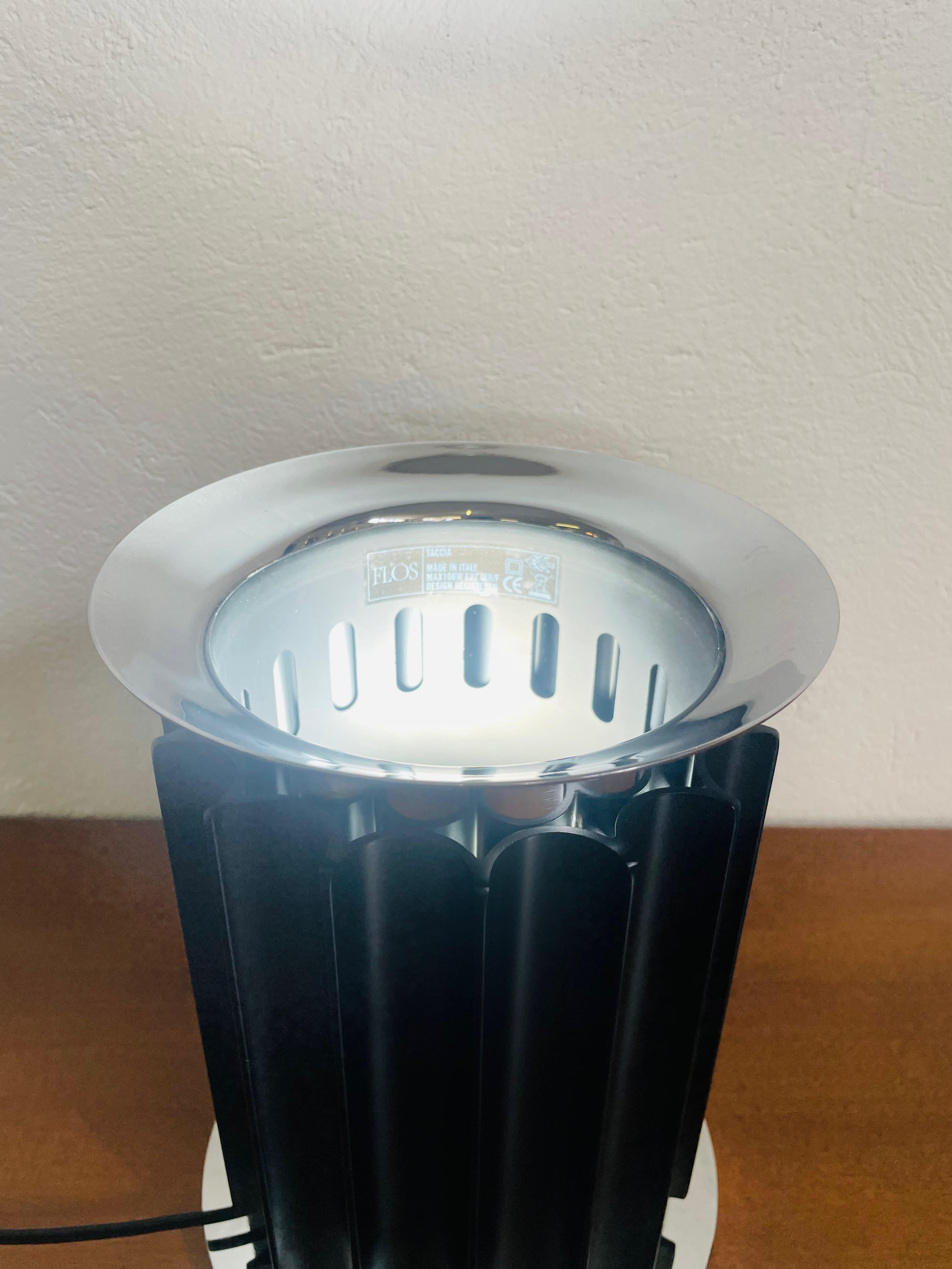 Lámpara de mesa Taccia de Achille y Pier Giacomo Castiglioni para Flos. Acero en venta