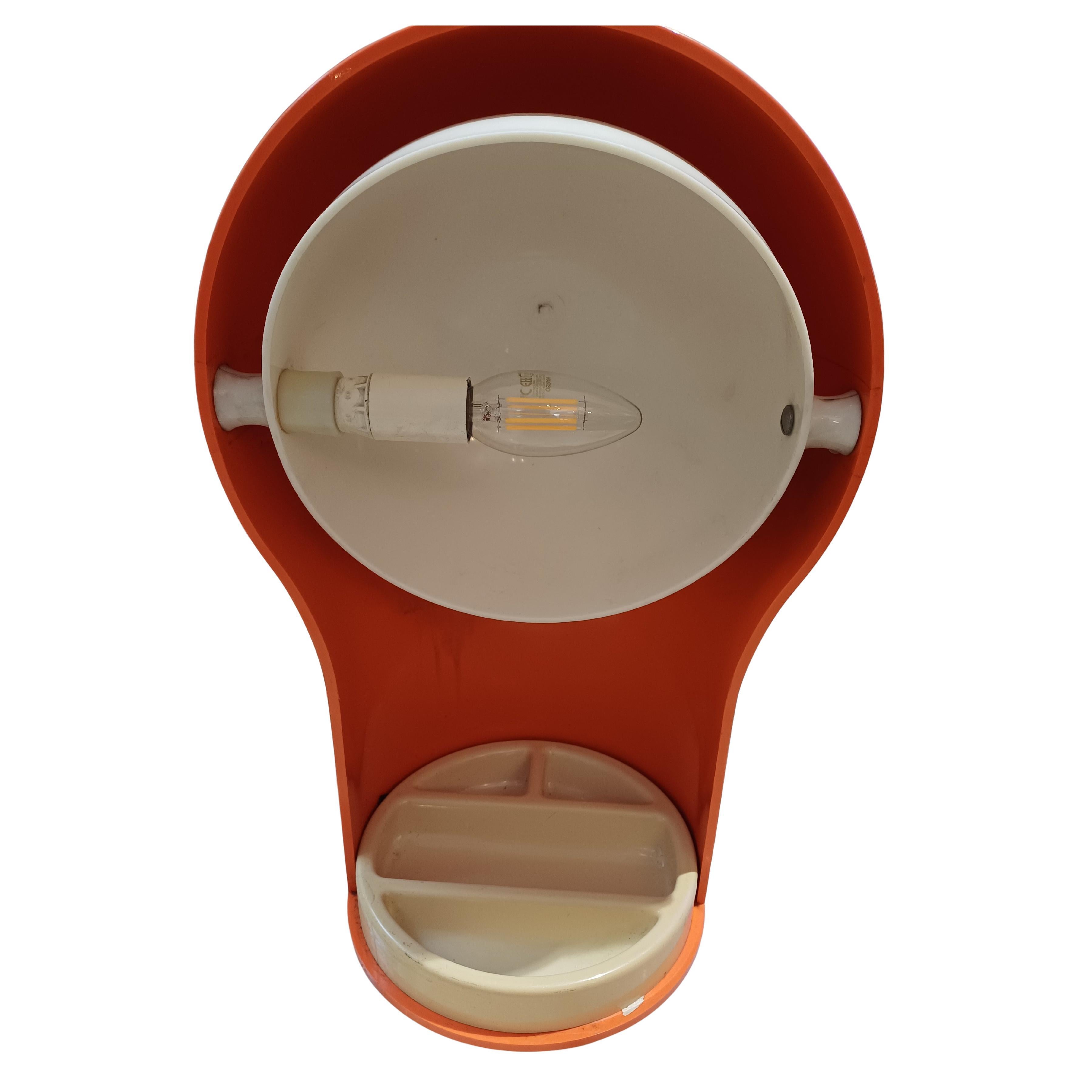 Table lamp model TELEGONO designed by Vico Magistretti in 1969 and produced by Artemide.
Lamp with holder and adjustable shade, made of orange and white plastic.
Perfectly working.
