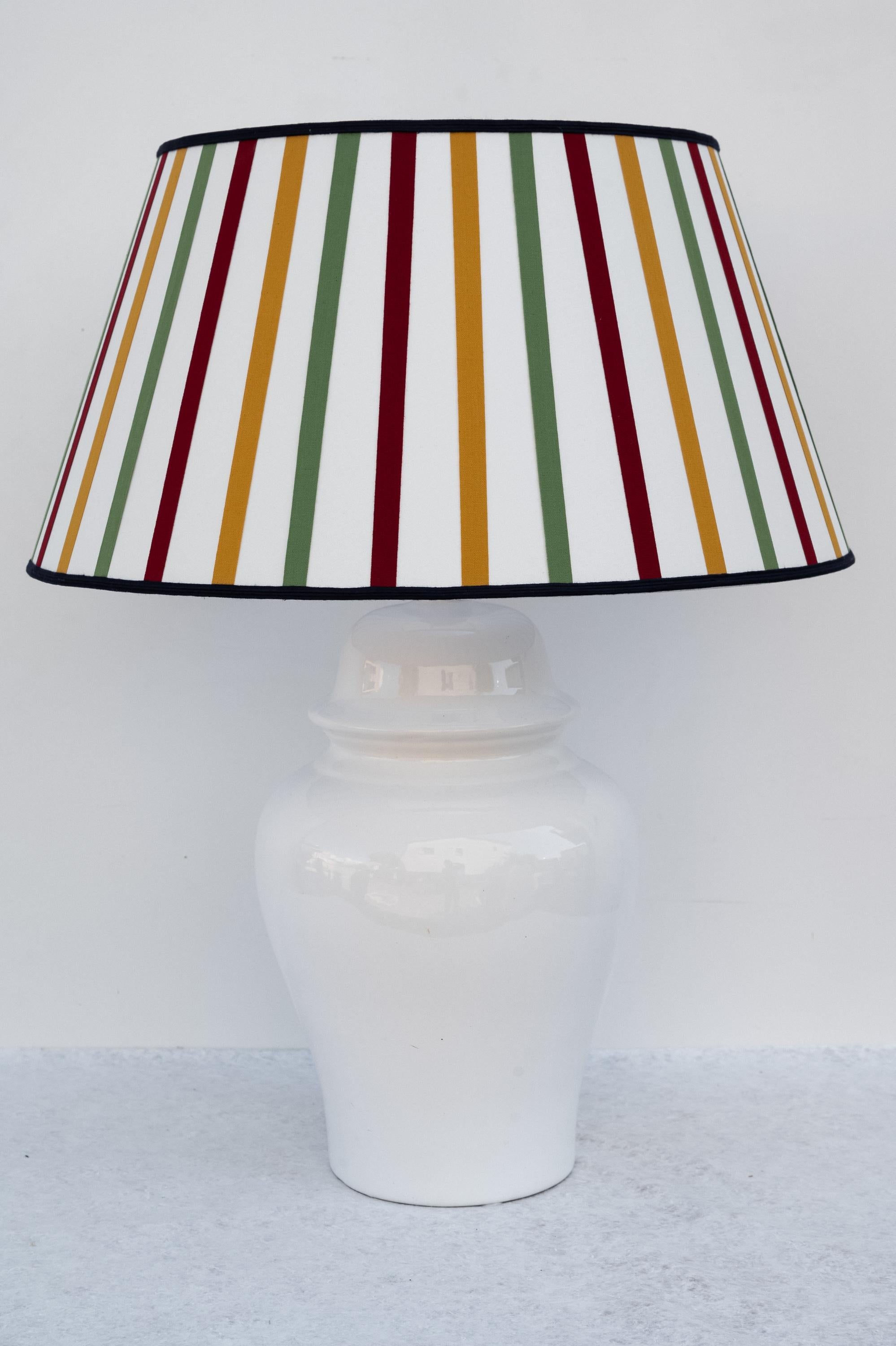 Lampada da tavolo / terra in ceramica di Tommaso Barbi, Made in Italy, Anni '60. 
Rarissima Lampada in ceramica di Tommaso Barbi realizzata negli anni '60, di colore bianco. Il paralume e le fasce colorate sono in tessuto. E' presente alla base il