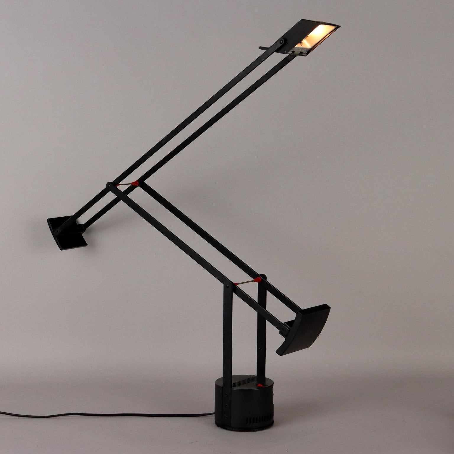 Lampada da tavolo con testa e bracci orientabili bilanciati da contrappesi. Disegnata da Richard Sapper per Artemide. In alluminio e metallo smaltato. 
