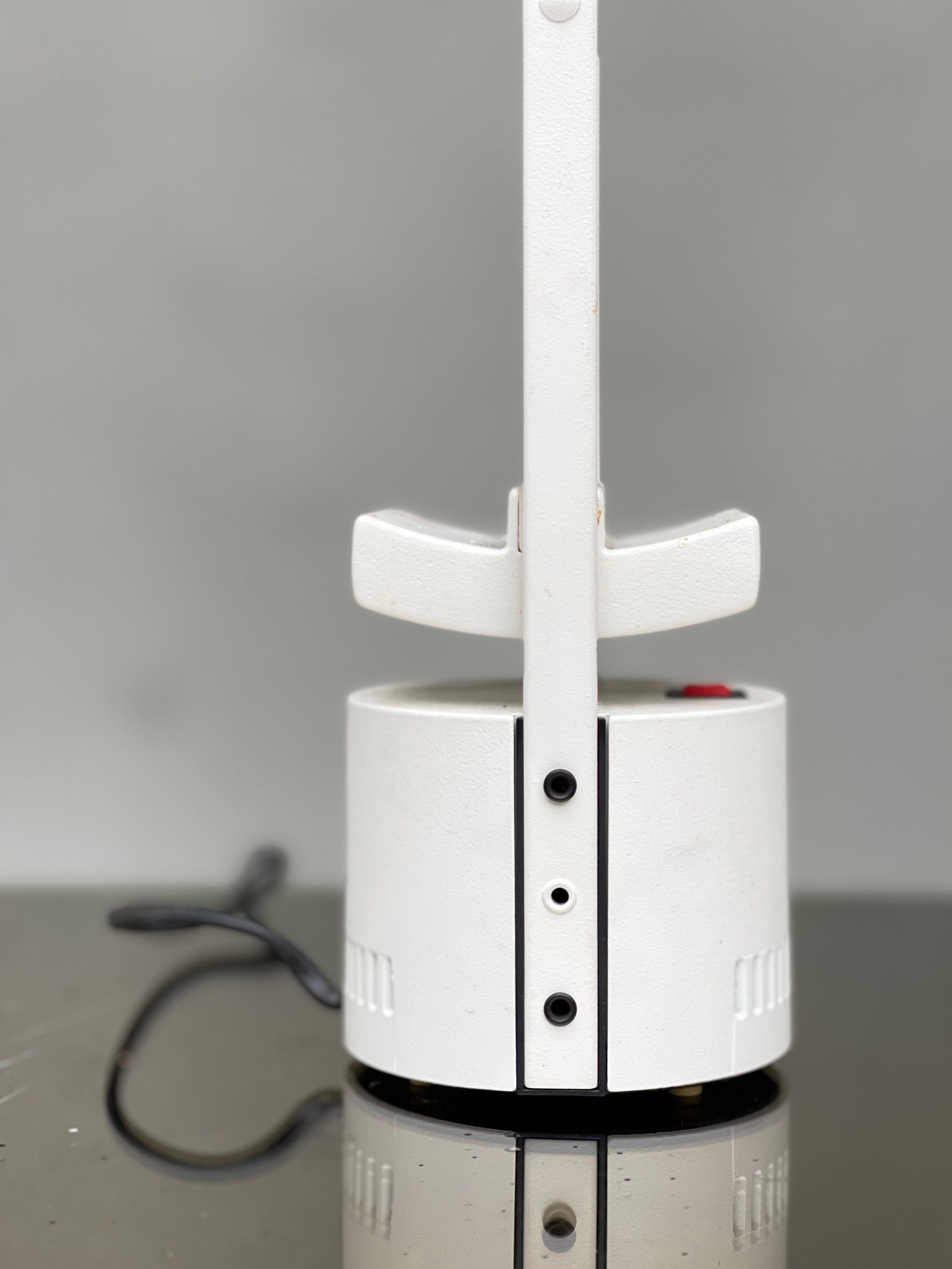 Lampada da tavolo Tizio regolabile bianca di Richard Sapper per Artemide, 1972 

Informazioni sul prodotto
Design Vintage 


Mostra originale

Una lampada da tavolo regolabile di Richard Sapper per il marchio top Artemide. La lampada è stata
