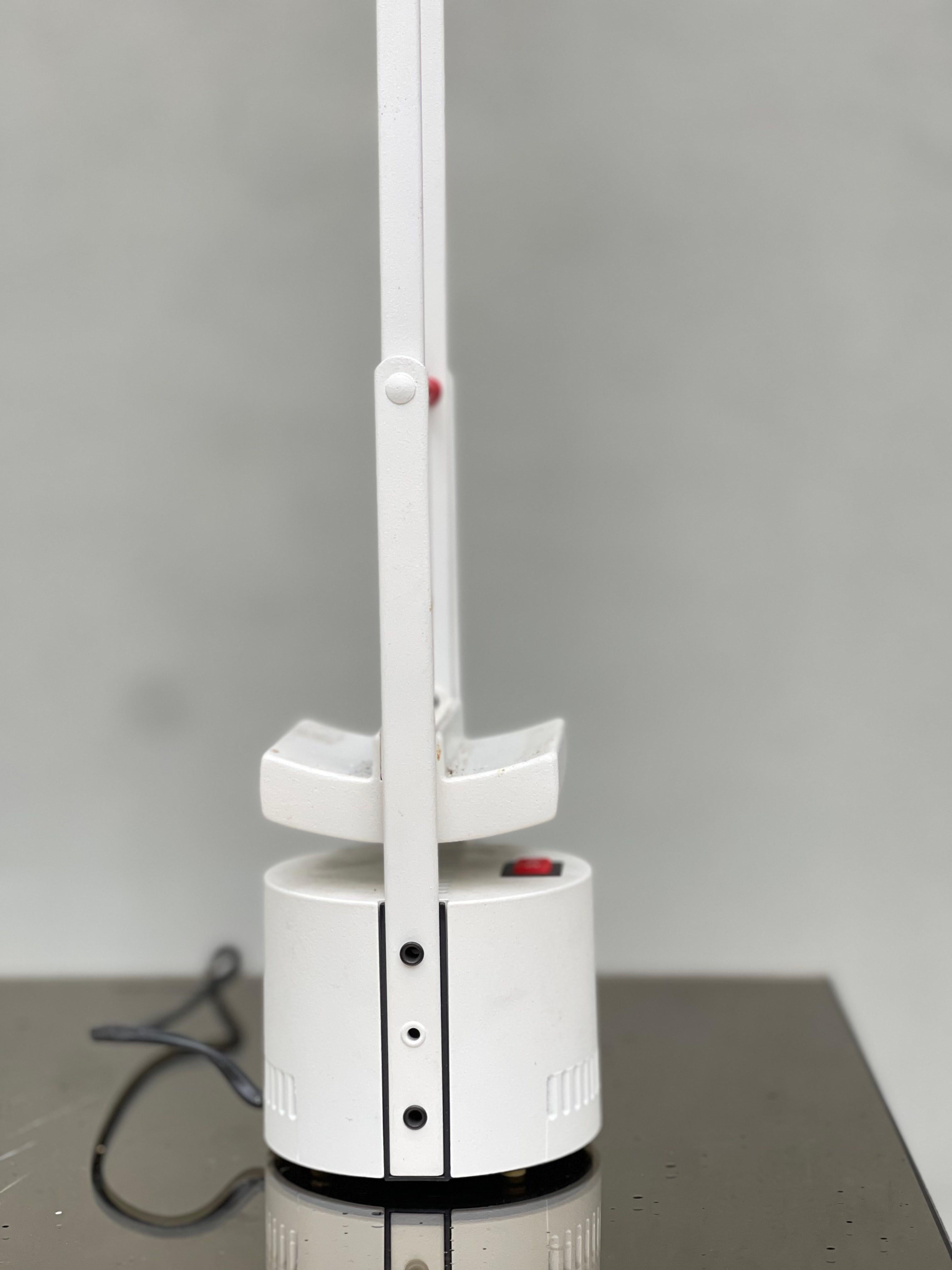 Lampada Da Tavolo Tizio Regolabile Bianca Di Richard Sapper Per Artemide, 1972 In Excellent Condition In Milano, MI