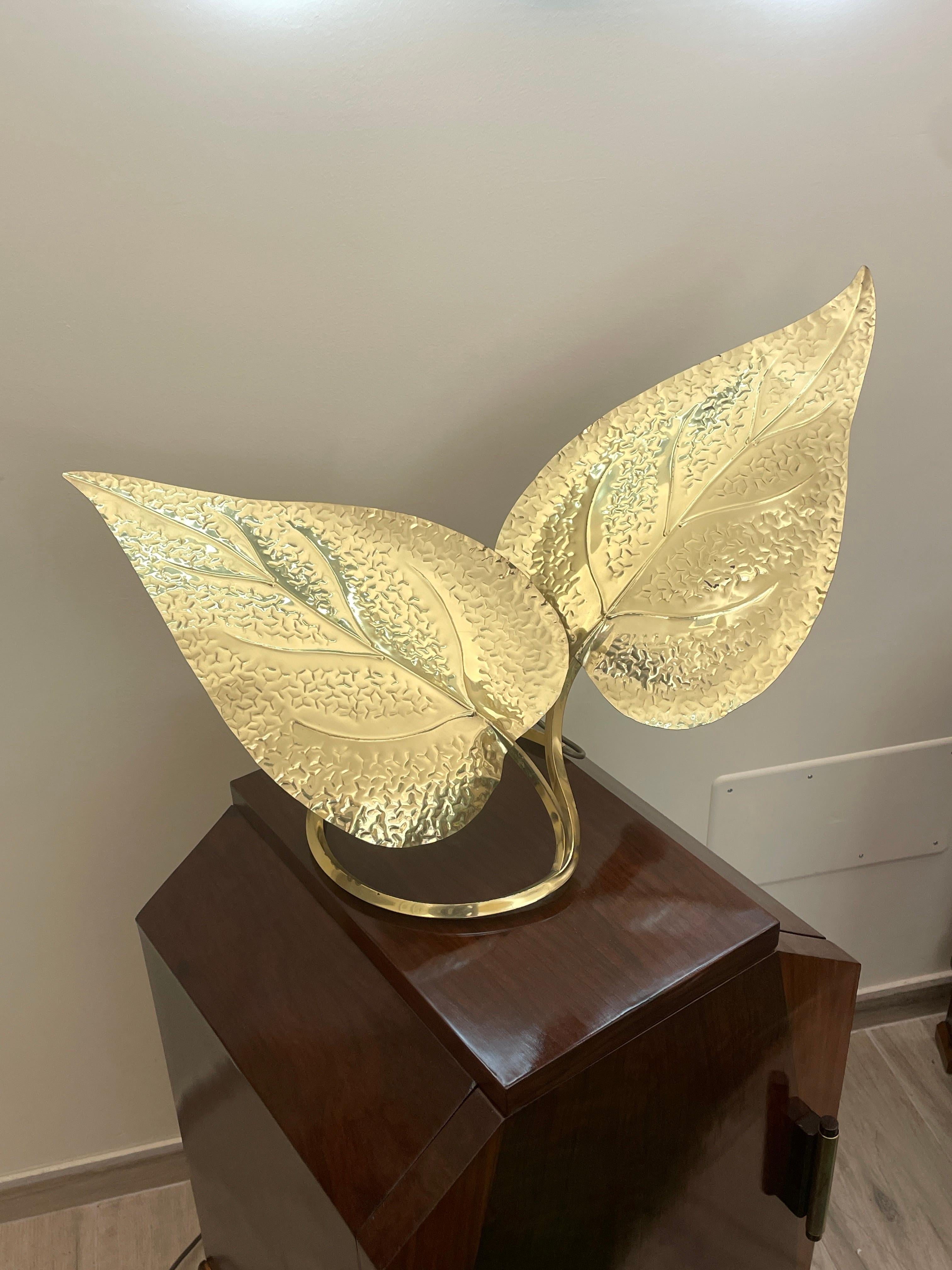 Lampada a doppia foglia di Tommaso Barbi prodotta negli anni ‘70.

Le foglie della lampada sono realizzate in ottone cesellato a mano mentre la base è composta da tubo a sezione quadrata sempre in ottone.

La lampada si presenta in buone condizioni