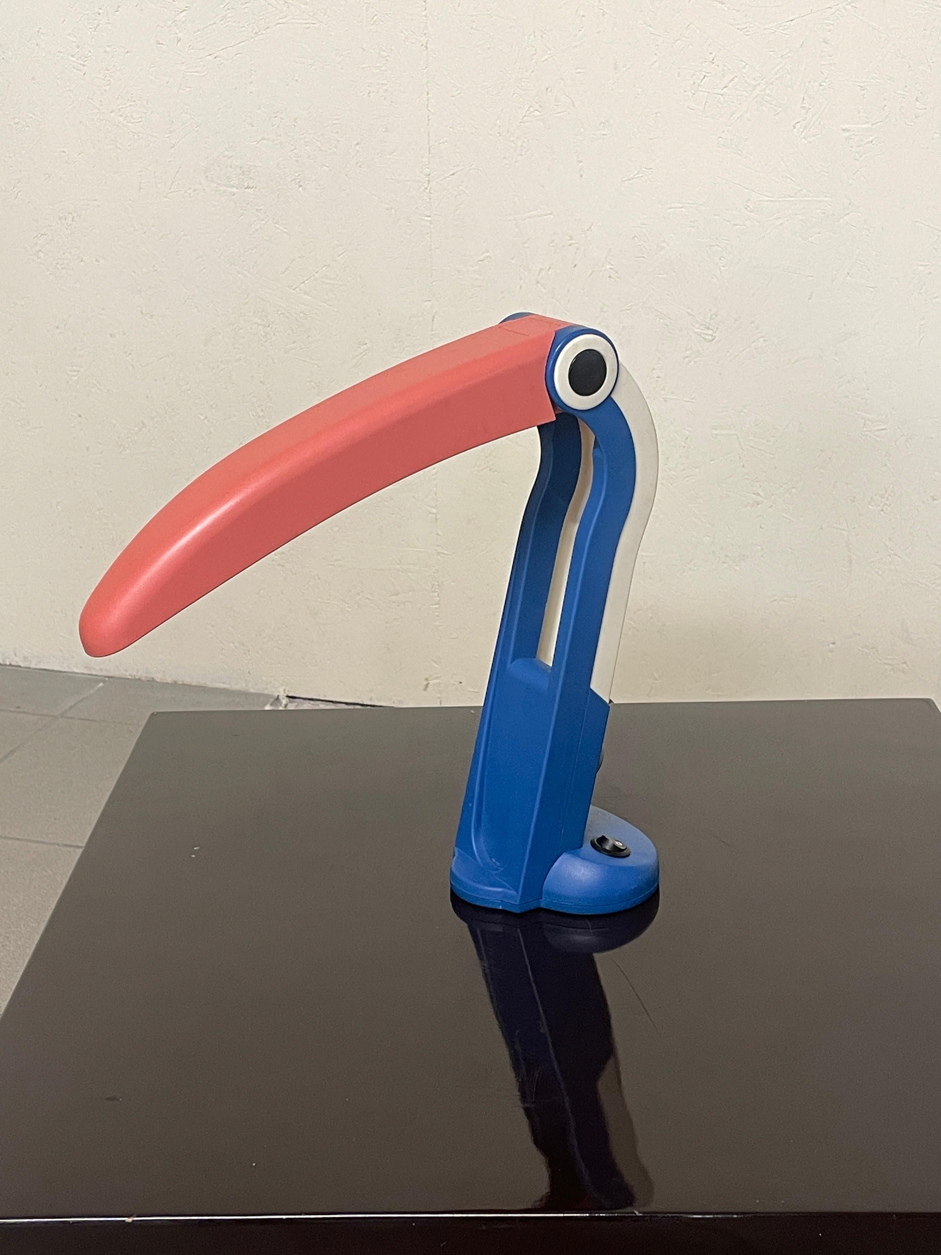 Iconica lampada da tavolo Tucano di H.T. Huang prodotta da Lenoir negli anni '80.

Design originale e divertente per questa lampada in ottime condizioni vintage con ancora la sua scatola originale.

Il becco snodato è funzionante e permette la