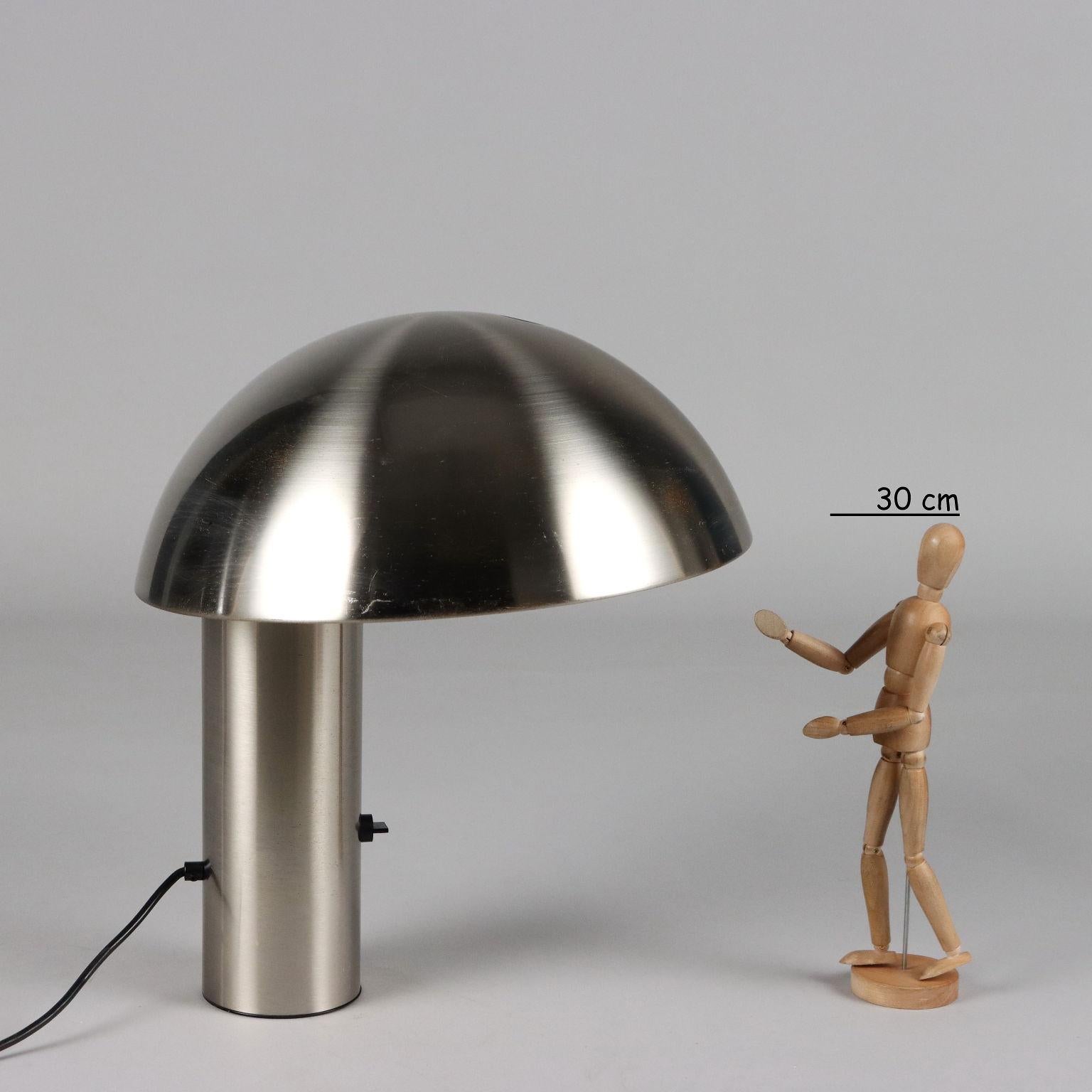 Lampada da tavolo in metallo cromato. Buone condizioni