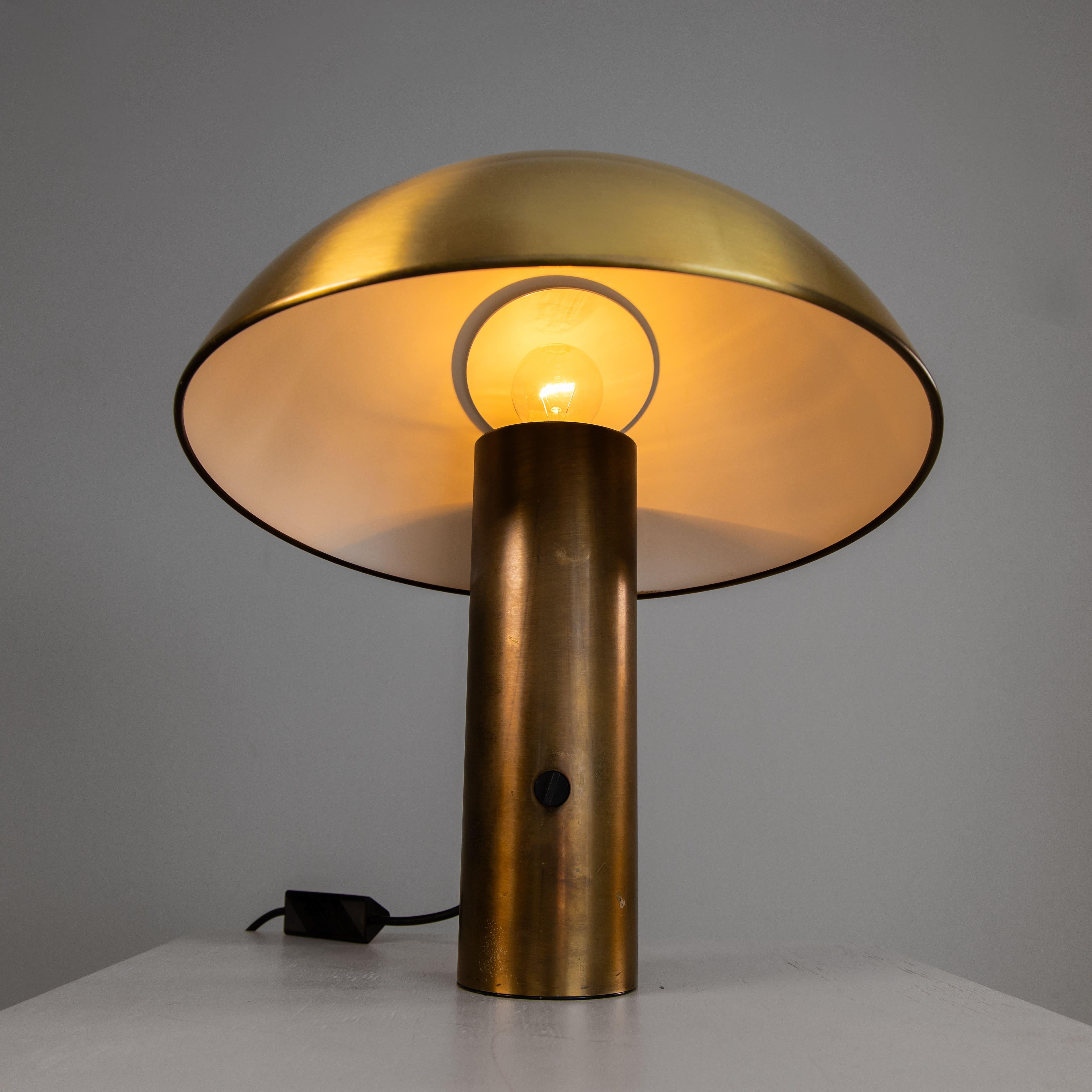 Lámpara de sobremesa Vega, diseño de Franco Mirenzi para Valenti, Italia, 1978. Fabricada en latón y metal mate, la lámpara dispone de un sistema eléctrico regulable que permite ajustar la intensidad de la luz. Caracterizada por un diseño elegante y