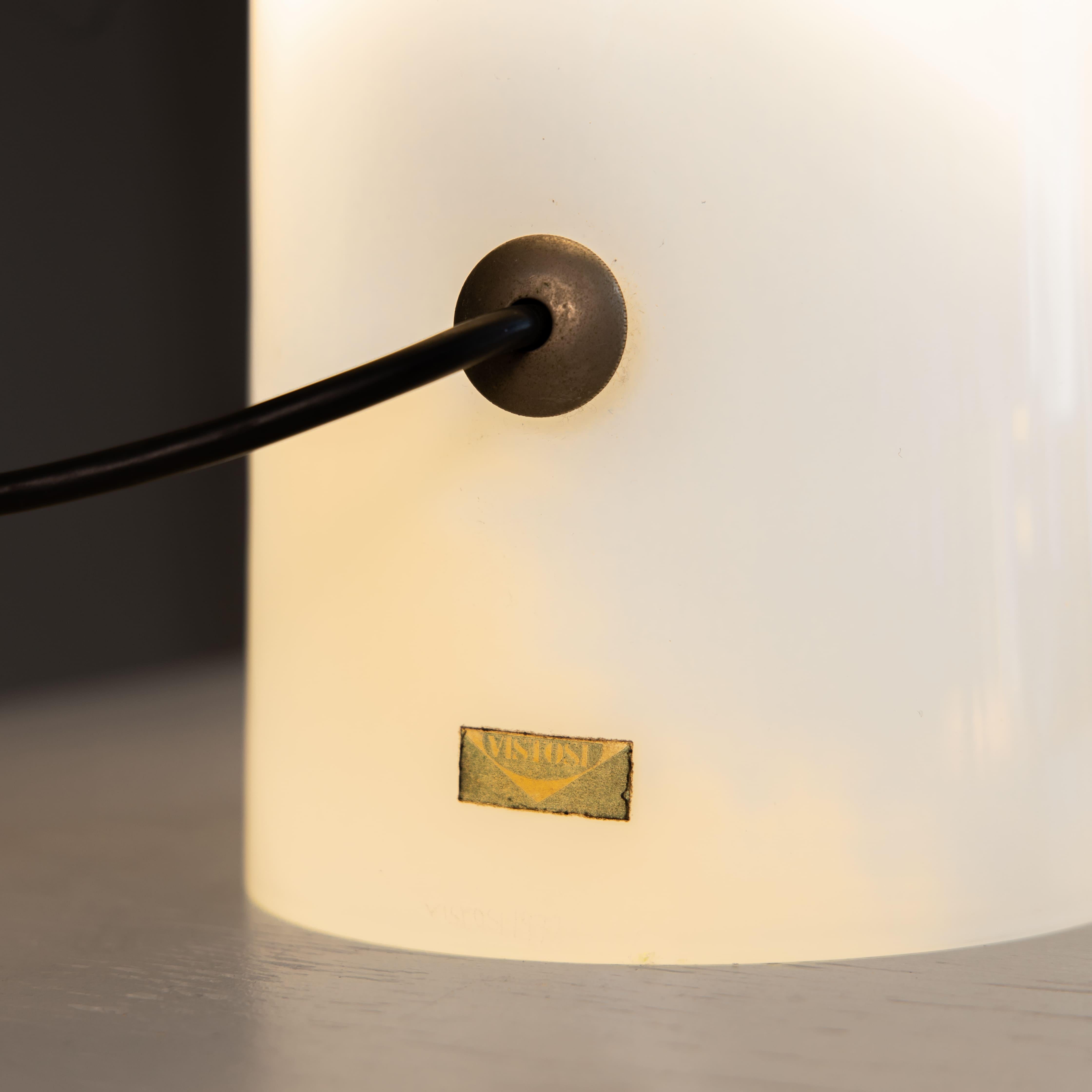 Lampe de table, design Vistosi, Italie, 1970. Structure entièrement réalisée en verre opalin blanc soufflé, caractérisée par des lignes douces et une forme essentielle qui diffuse une lumière uniforme et chaleureuse. Exemple distinctif de