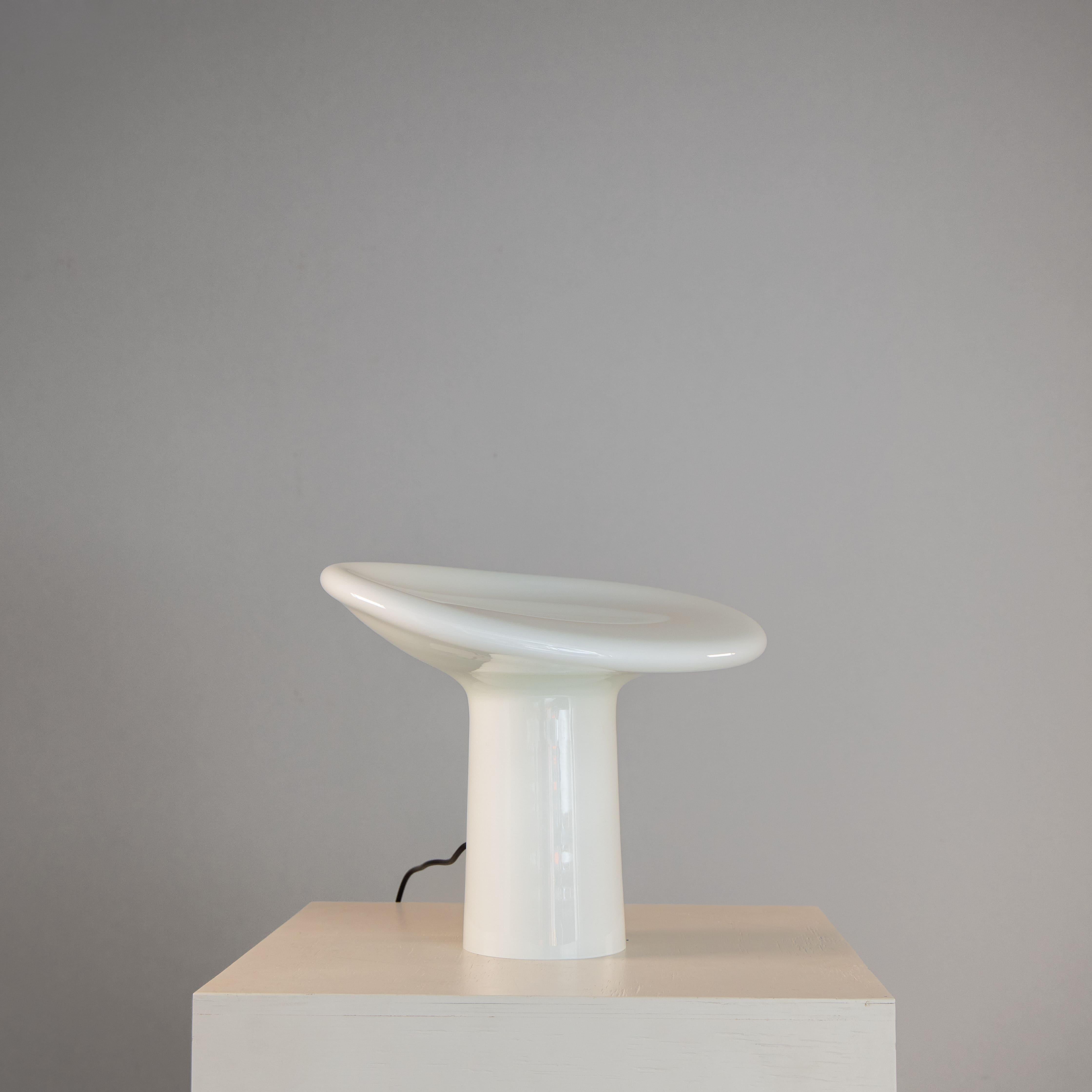Italian Lampe de table en verre blanc, Vistosi, 1970 en vente
