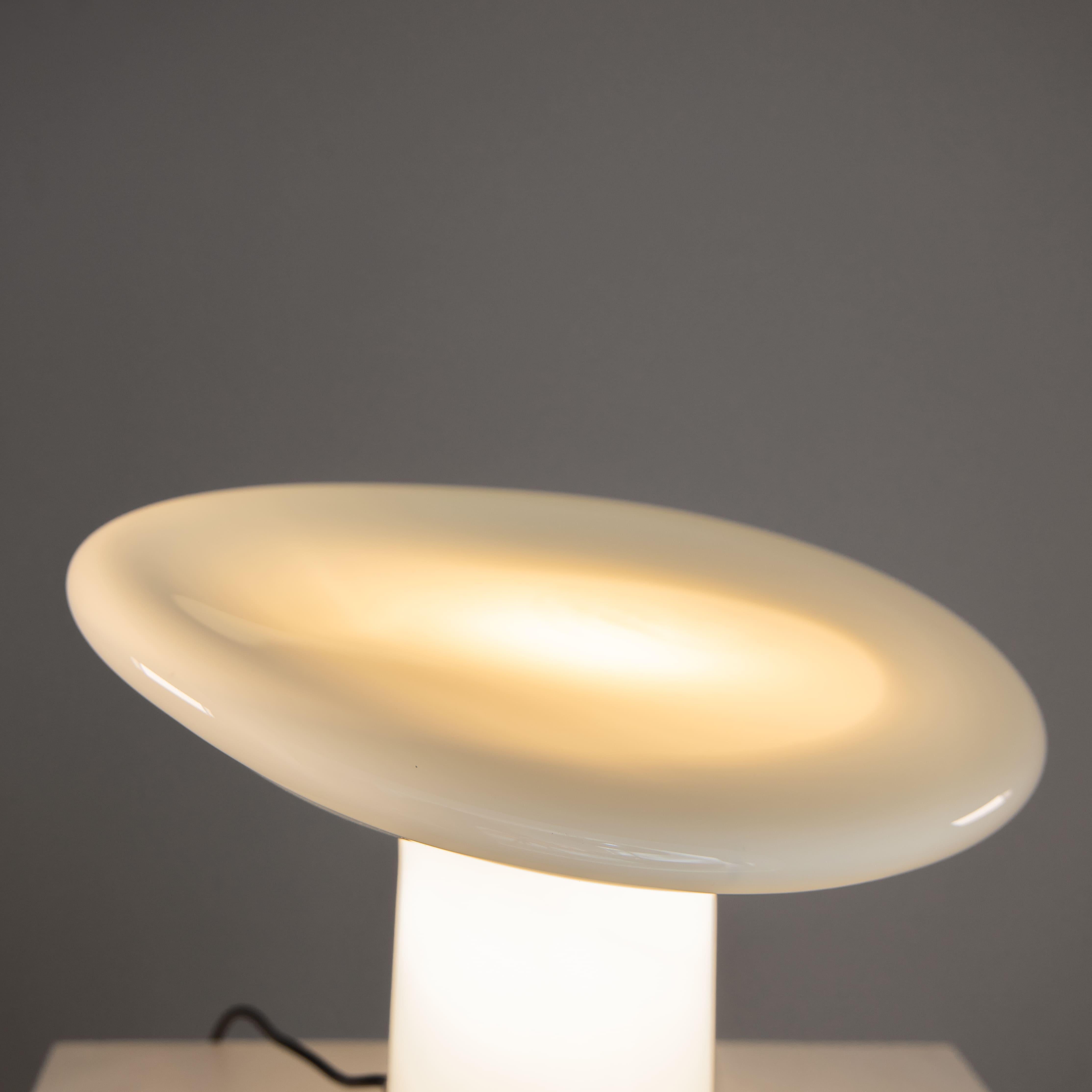 Lampe de table en verre blanc, Vistosi, 1970 Bon état - En vente à Milano, Lombardia