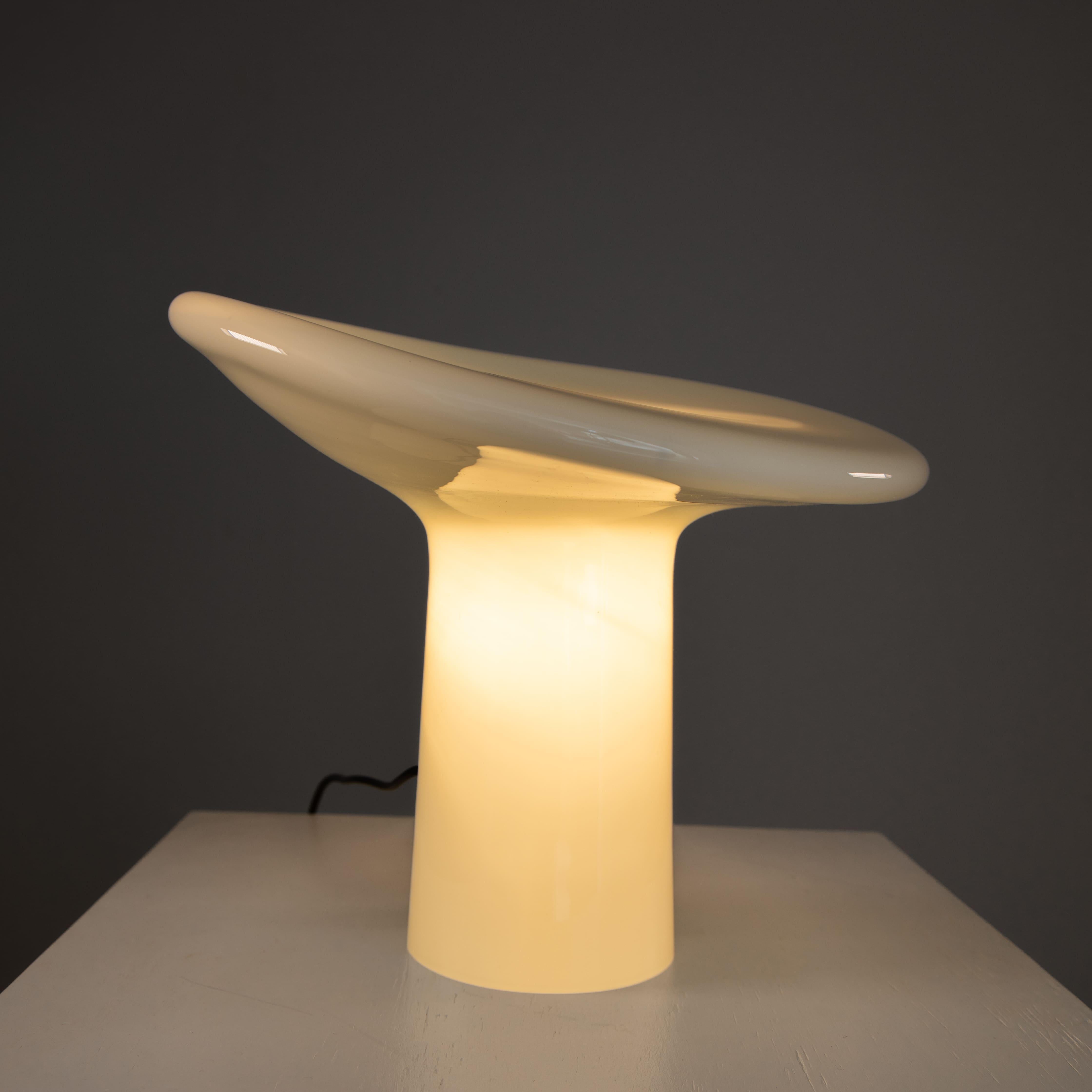 Verre Lampe de table en verre blanc, Vistosi, 1970 en vente