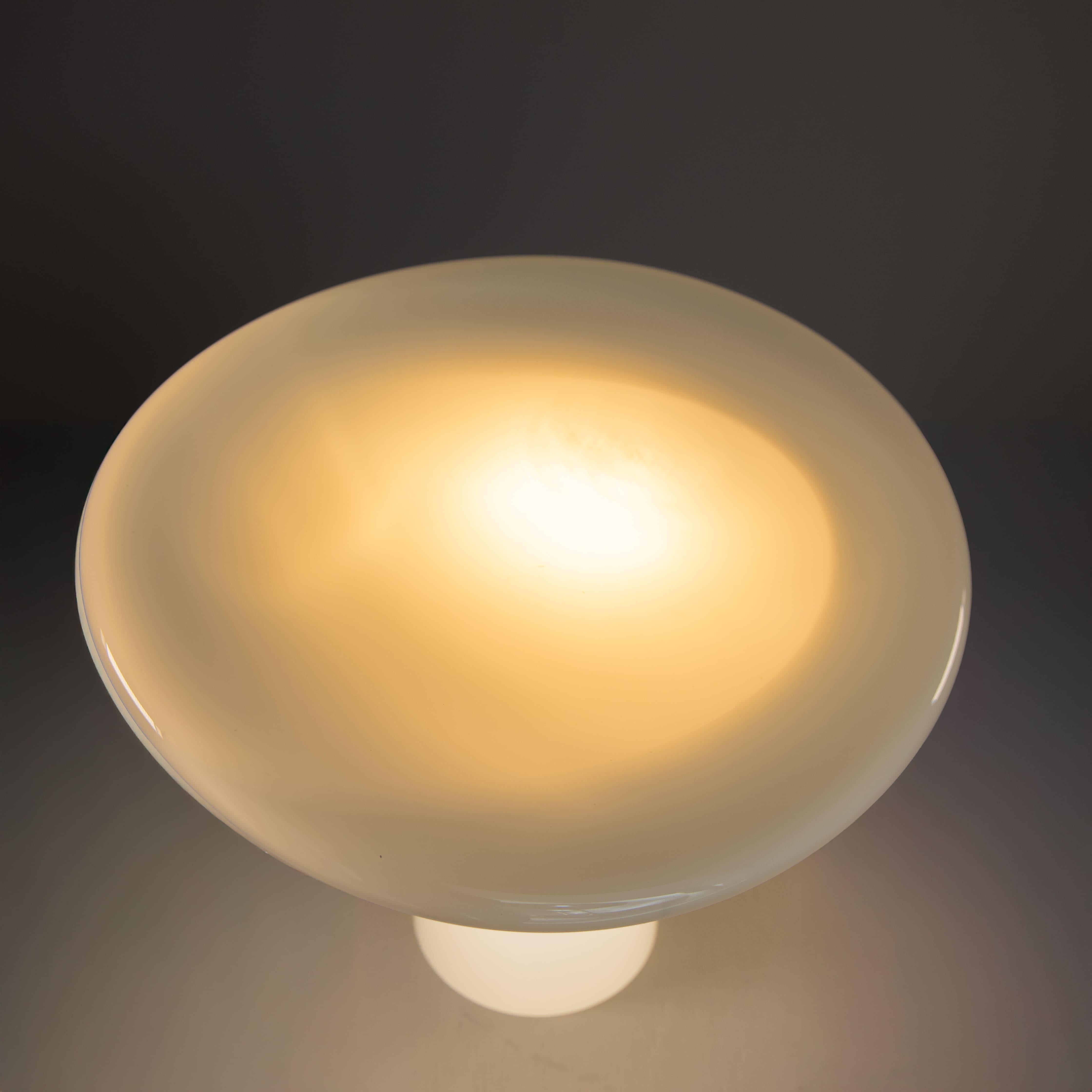 Lampe de table en verre blanc, Vistosi, 1970 en vente 1