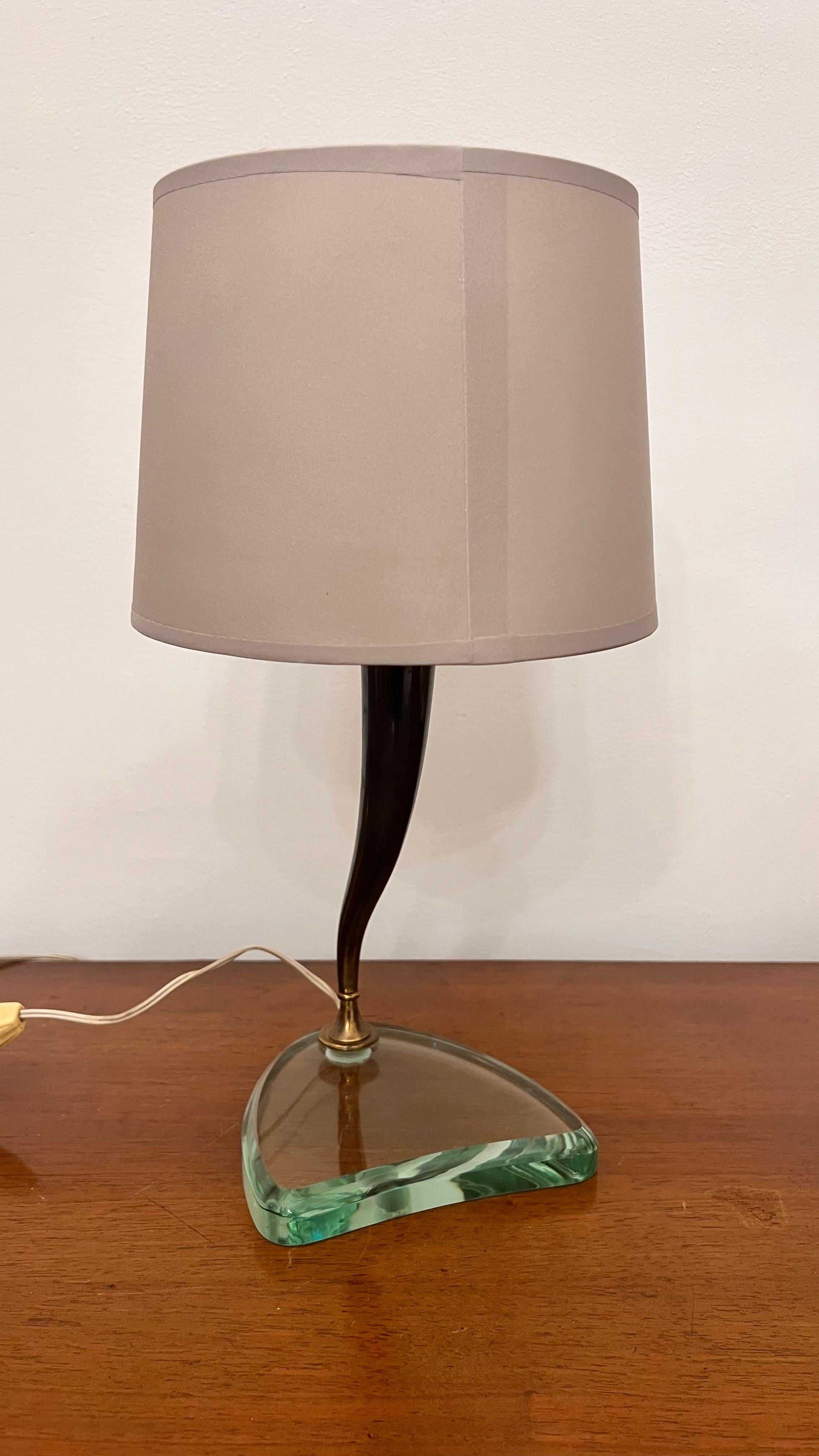 Lampe de table Art déco des années 1940 par Emilio Lancia.
Magnifique coloration du verre, entièrement meulé à la main, structure en laiton patiné, système électrique d'origine 