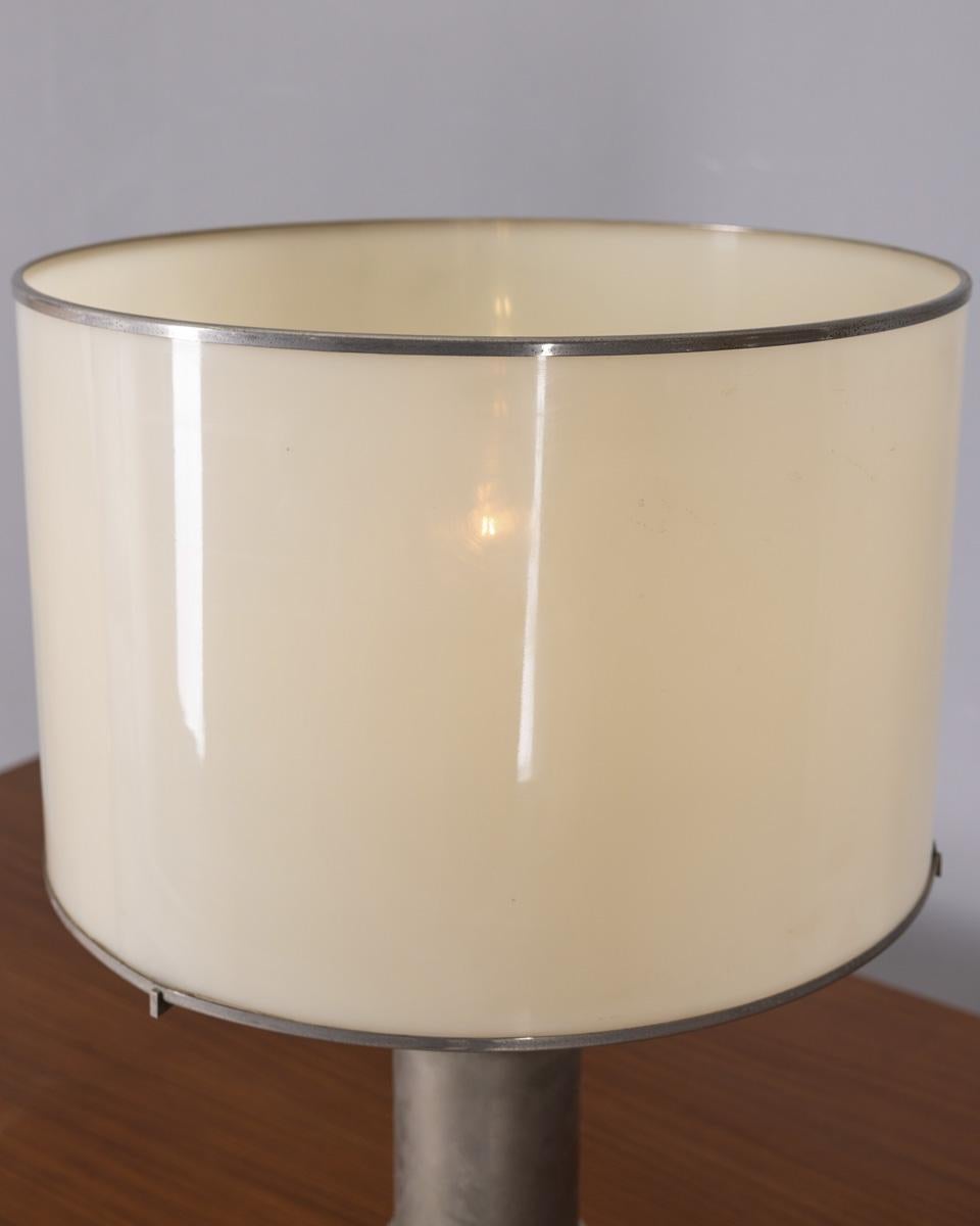 Lámpara de sobremesa vintage de metal y plexiglás de los años 70 diseño Vit Kellj en venta 3