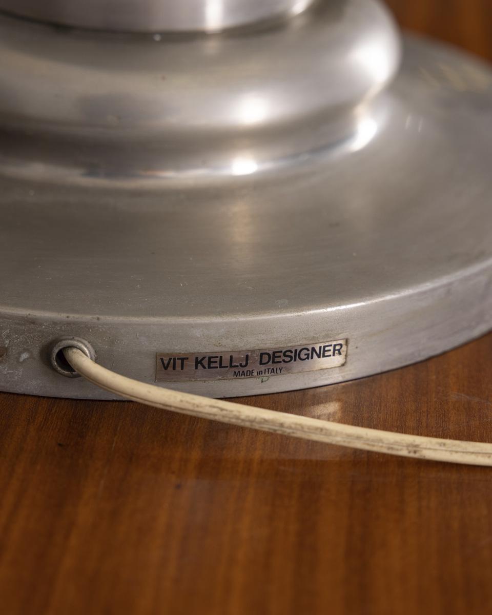 Lámpara de sobremesa vintage de metal y plexiglás de los años 70 diseño Vit Kellj en venta 1