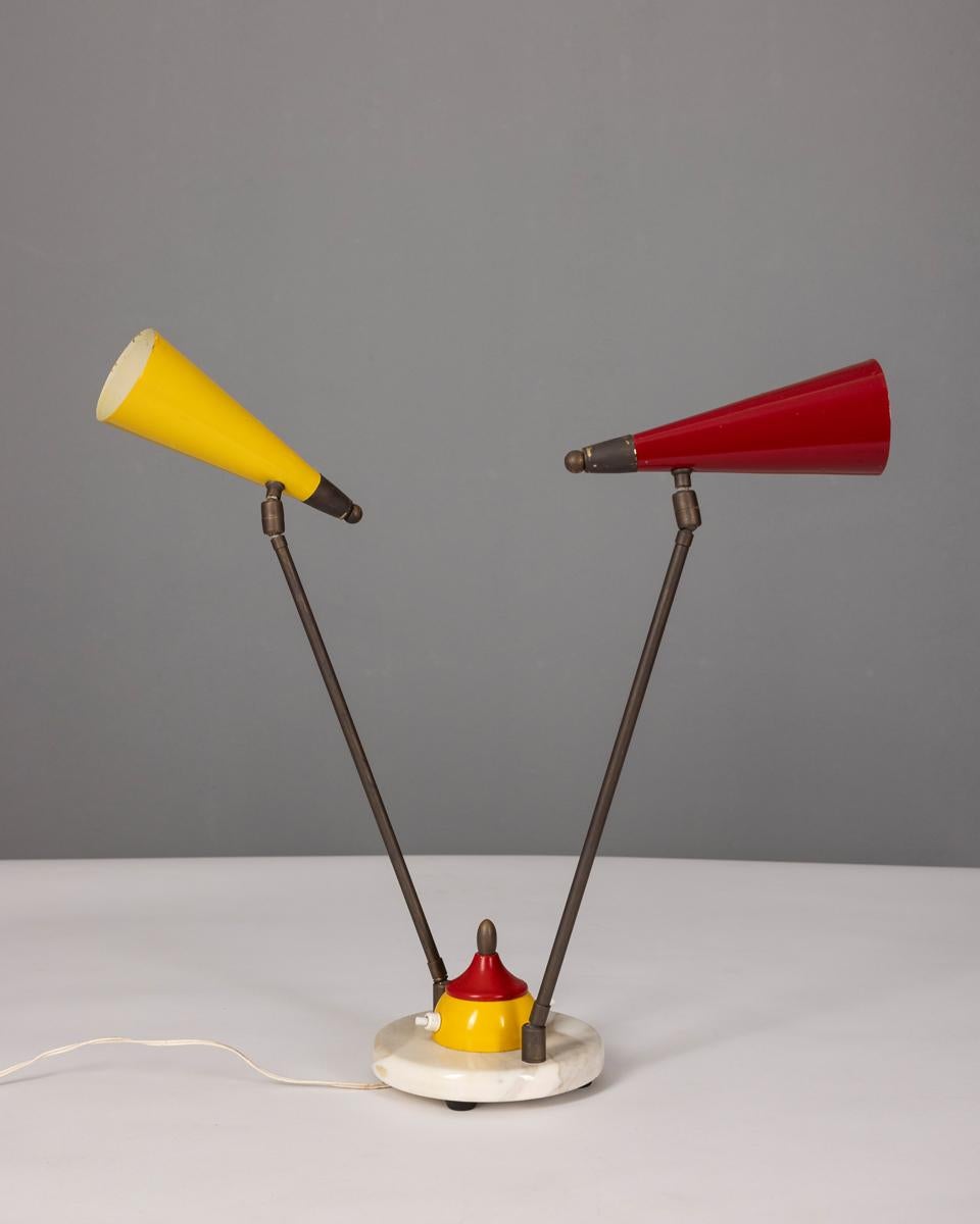 Lampada da tavolo con base in marmo, a due braccia regolabili in ottone dorato e paralumi conici in metallo giallo e rosso anch'essi regolabili, design Italiano, anni 50.

CONDIZIONI:
In buone condizioni, funzionante, può presentare segni d'usura