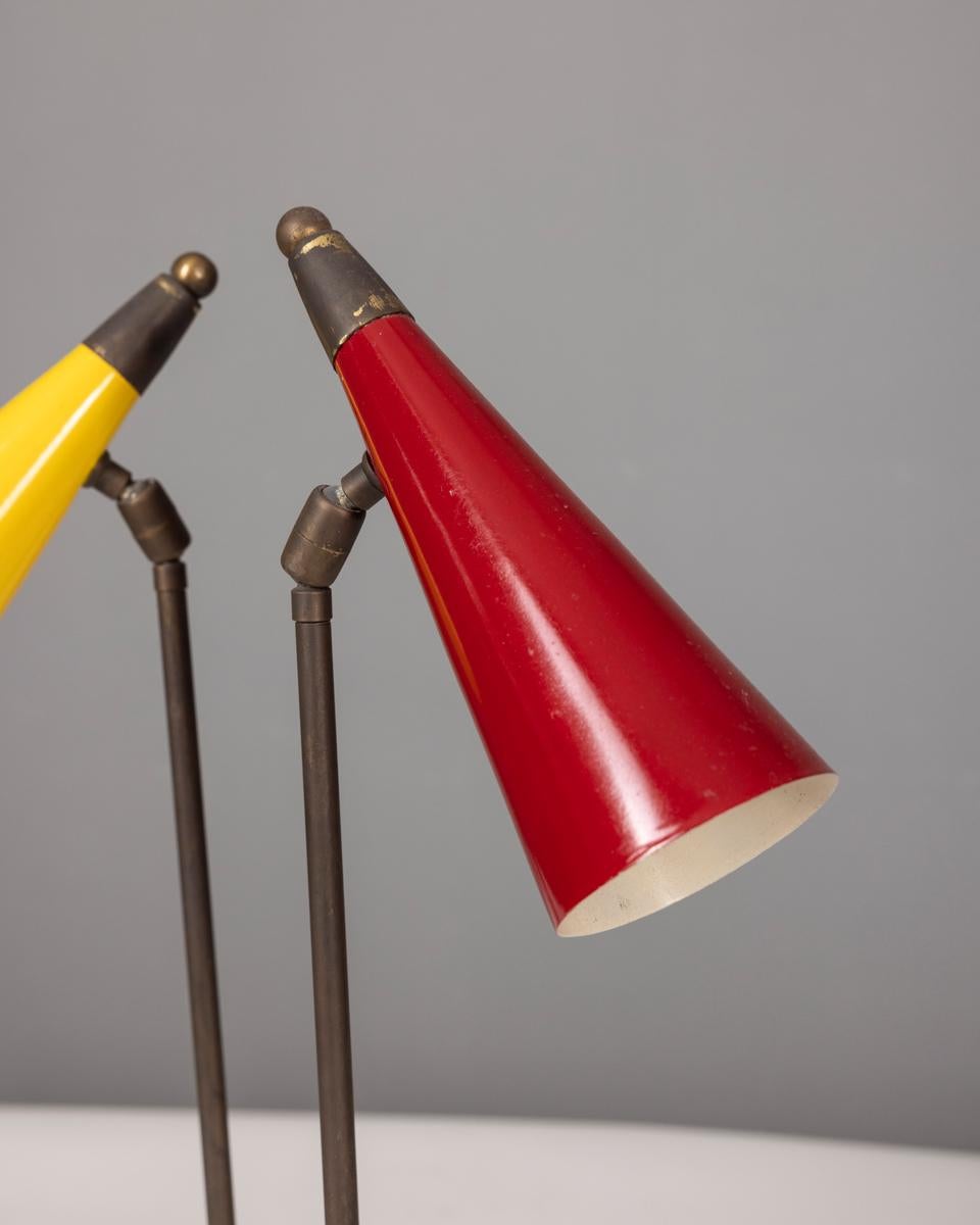 Mid-20th Century Lampada da tavolo vintage anni 50 paralumi a cono design Italiano in vendita