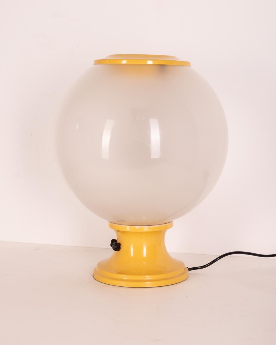 Large yellow metal table lamp with spherical glass shade, design Martinelli Luce, 1960s.

CONDITION:
In good, working condition, may show slight signs of wear given by time.

SIZING:
Height 45 cm; diameter 34 cm;