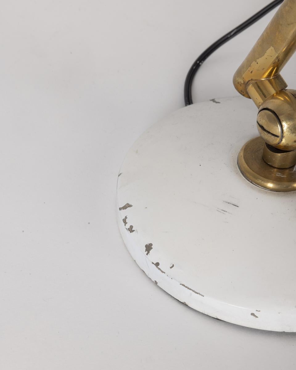 Lampe de table vintage des années 1960 en laiton et métal blanc design italien en vente 4