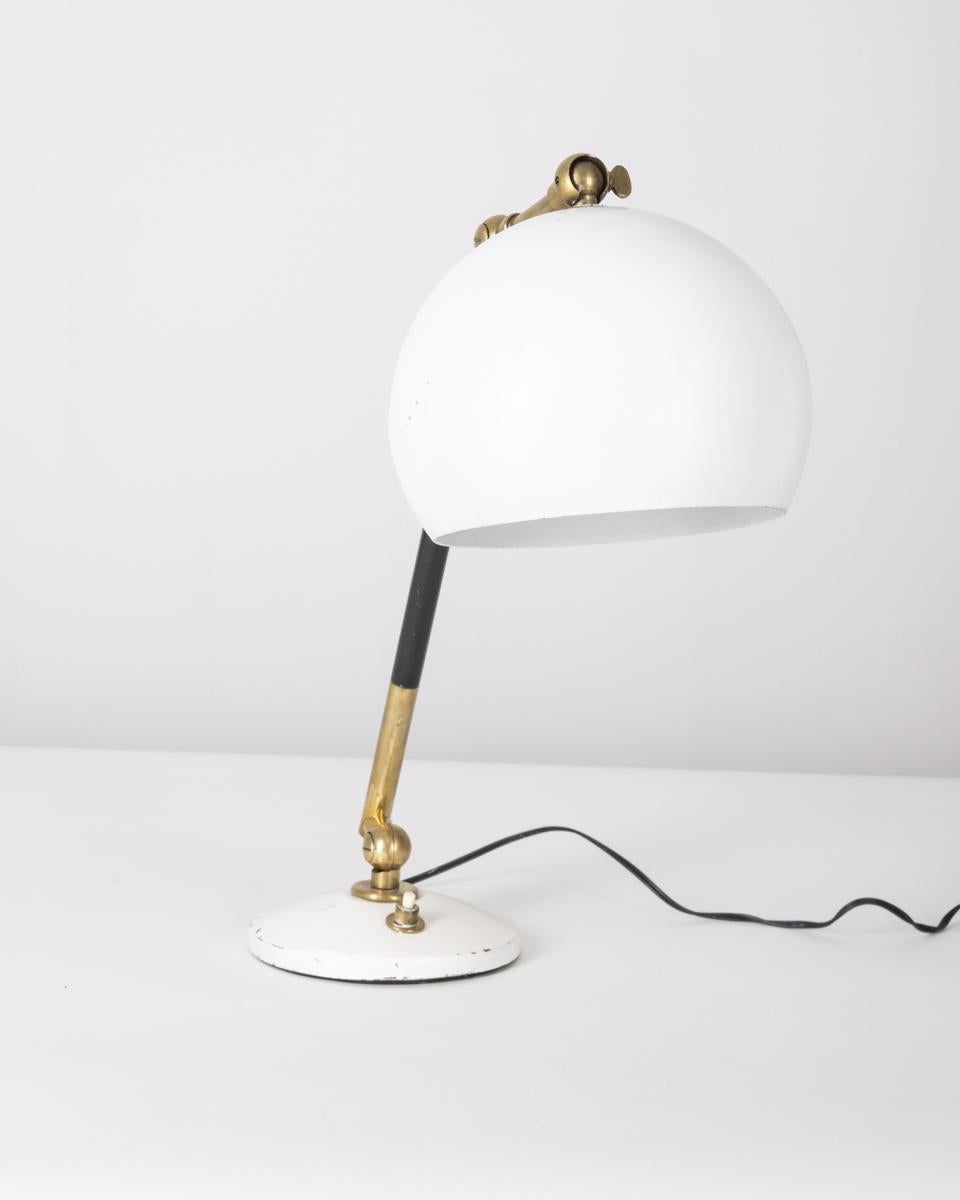 Lampe de table avec base et abat-jour en métal blanc, corps en laiton doré, réglable, design italien, années 1960.

ÉTAT : En bon état de fonctionnement, peut présenter de légers signes d'usure au fil du temps.

DIMENSIONS : Hauteur 42 cm ; Diamètre