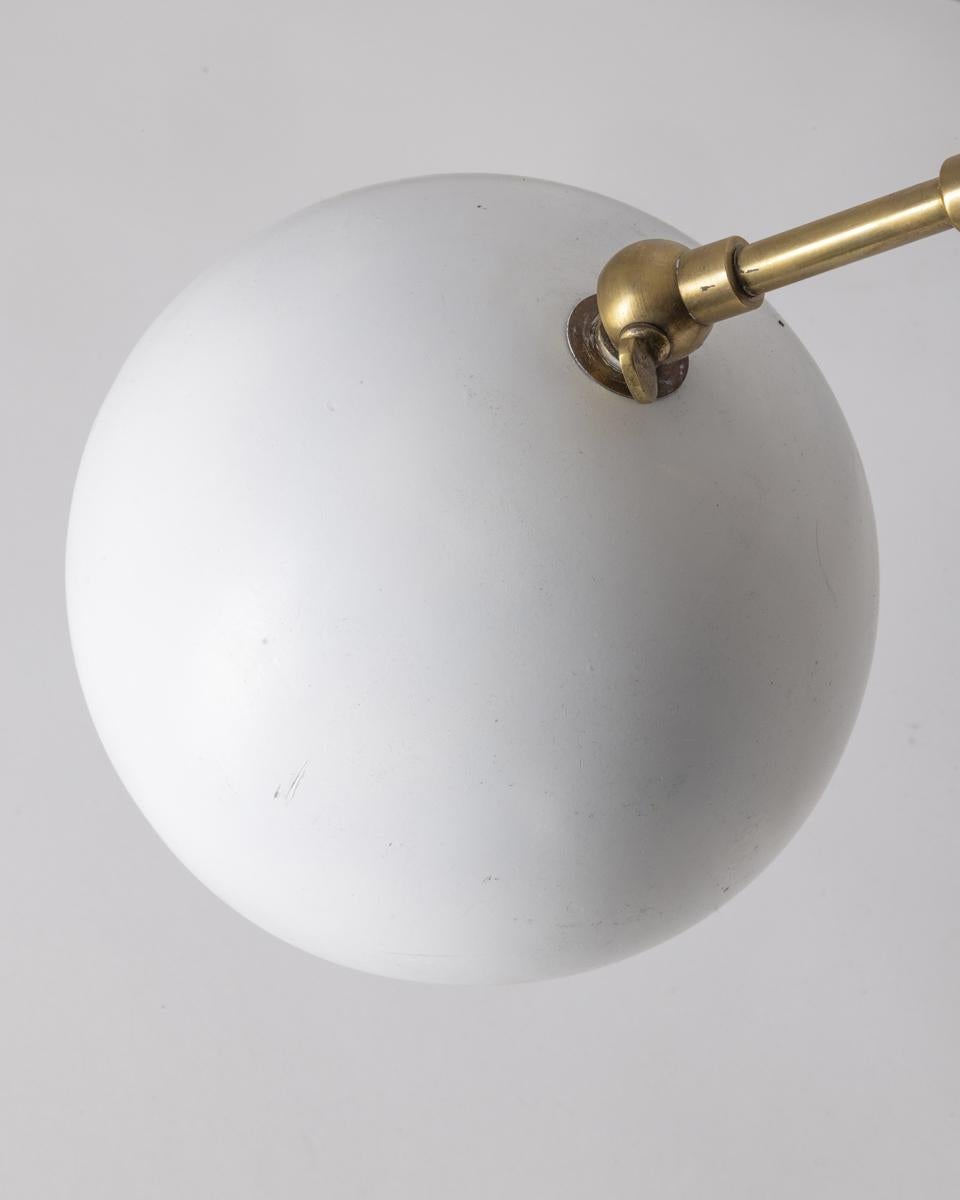 Italian Lampe de table vintage des années 1960 en laiton et métal blanc design italien en vente