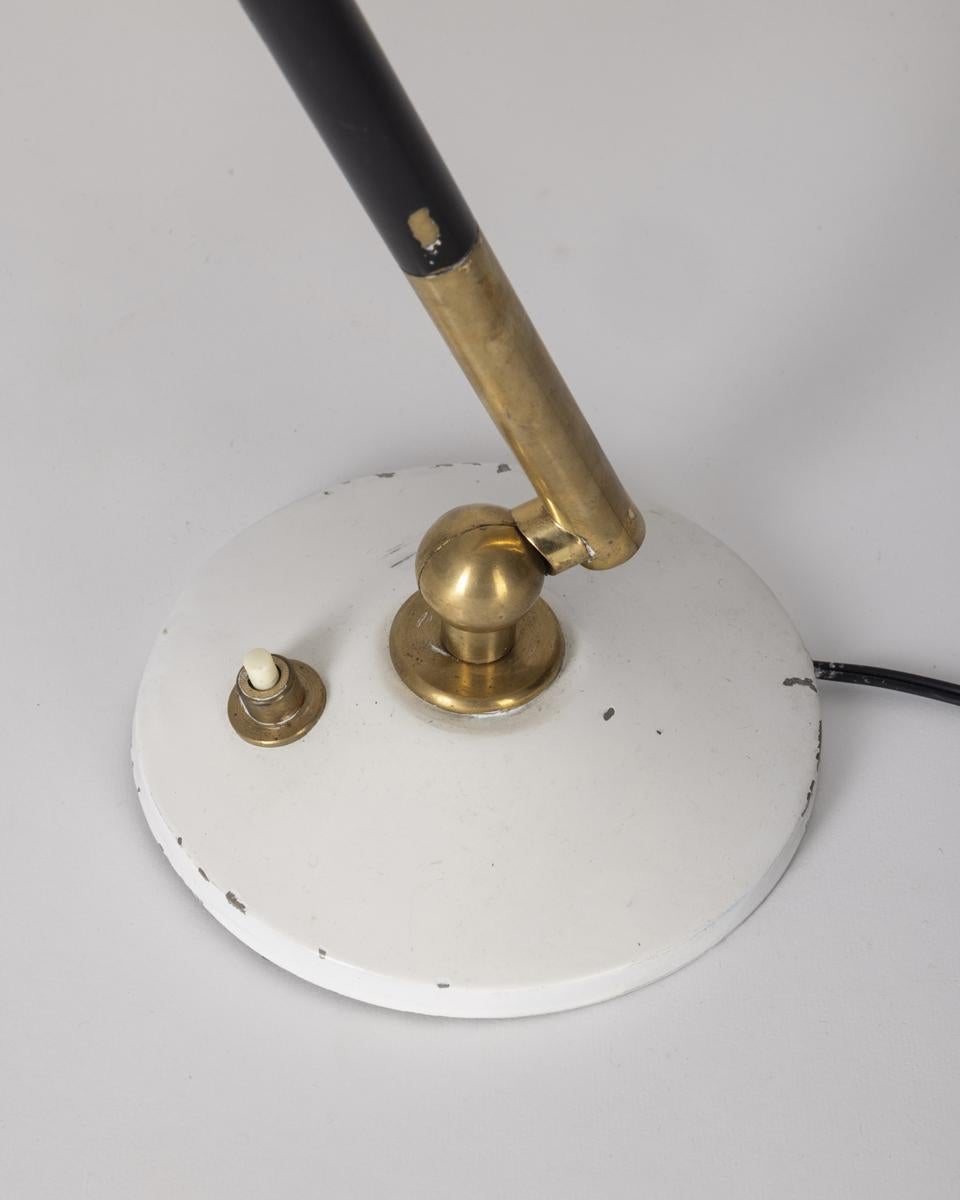 Lampe de table vintage des années 1960 en laiton et métal blanc design italien Bon état - En vente à None, IT