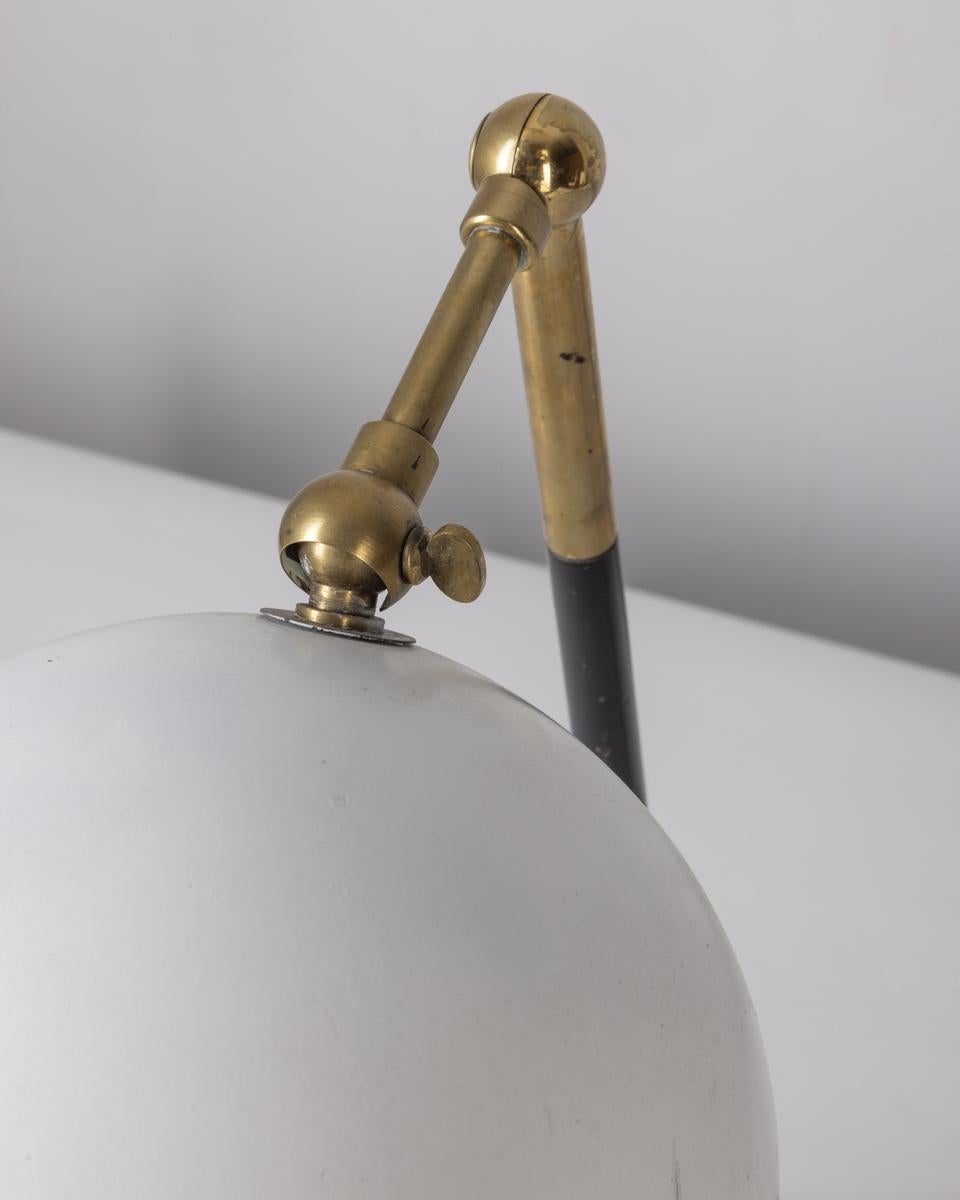 Mid-20th Century Lampe de table vintage des années 1960 en laiton et métal blanc design italien en vente