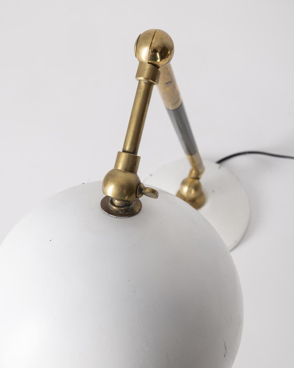 Métal Lampe de table vintage des années 1960 en laiton et métal blanc design italien en vente