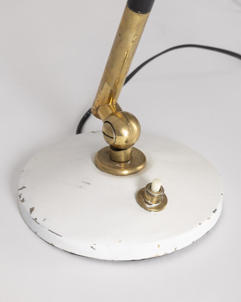 Lampe de table vintage des années 1960 en laiton et métal blanc design italien en vente 1