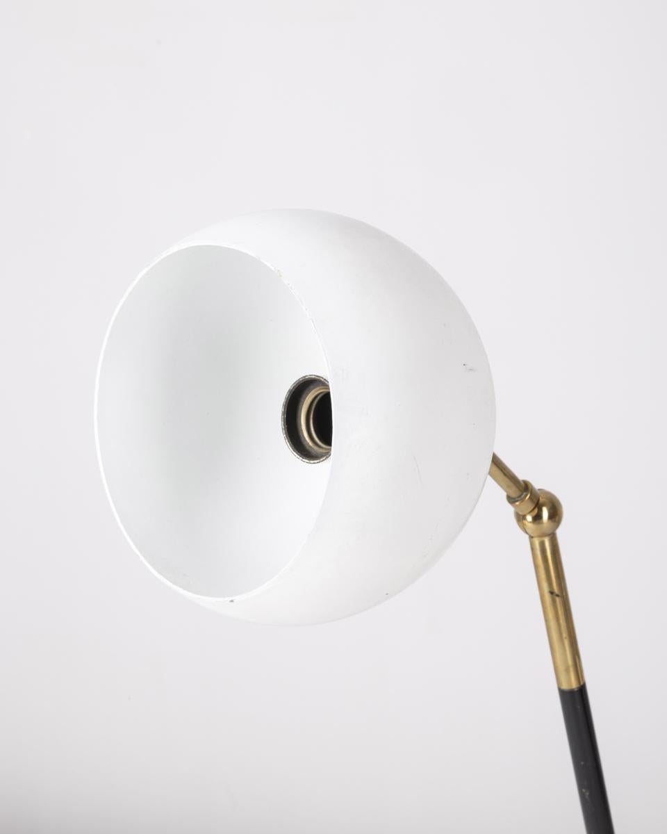 Lampe de table vintage des années 1960 en laiton et métal blanc design italien en vente 2