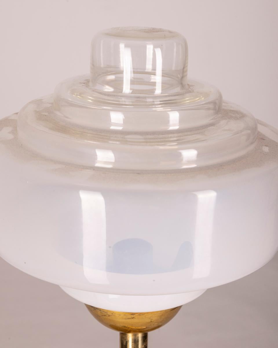 lampe de table vintage des années 1960 laiton doré et verre design italien en vente 1