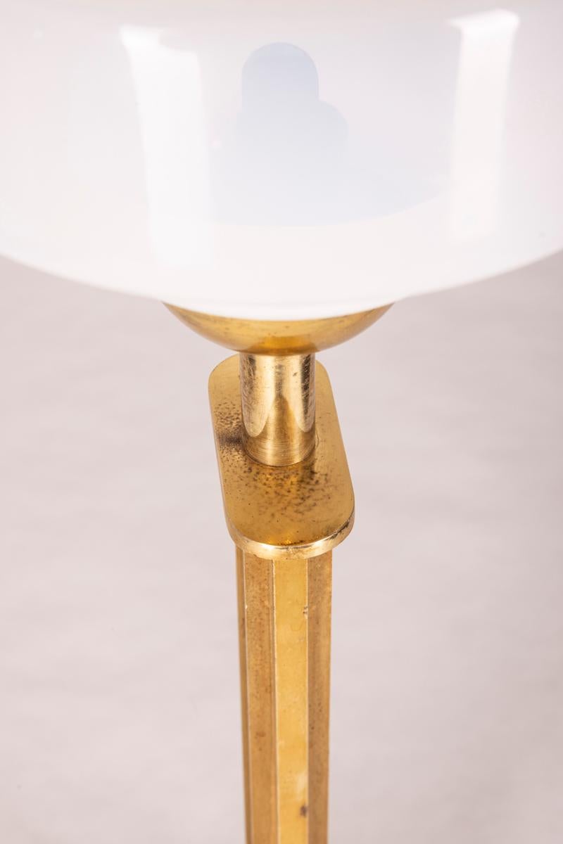 1960s vintage table lamp gold plated brass and glass Italian design For Sale 4