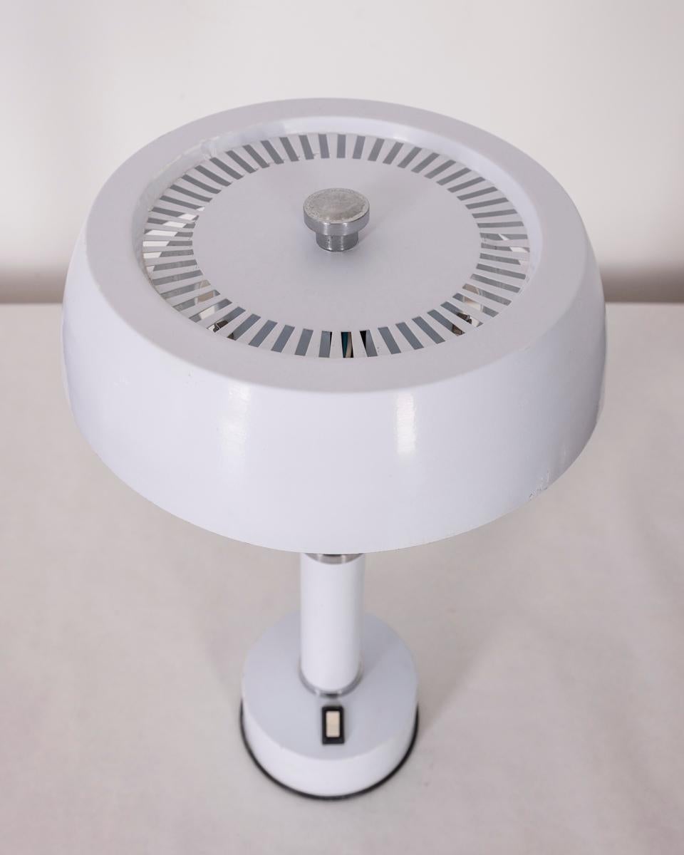 Lampe de table en métal blanc et inserts chromés, avec lumière circulaire, design italien, années 1970.

ÉTAT : En bon état de fonctionnement, avec des signes d'usure dus au temps.

DIMENSIONS : Hauteur 51 cm ; Diamètre 30 cm

MATÉRIAU :