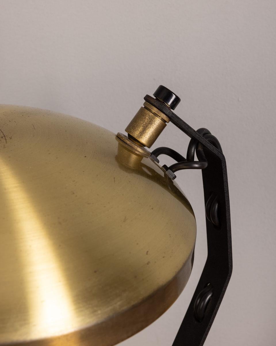 Lampe de table en laiton doré et métal noir avec double interrupteur, design italien, années 1970.

CONDITION :
En bon état de fonctionnement, peut présenter des signes d'usure dus au temps.

DIMENSIONS : 
Hauteur 43 cm ; Largeur 30 cm ; Longueur 37