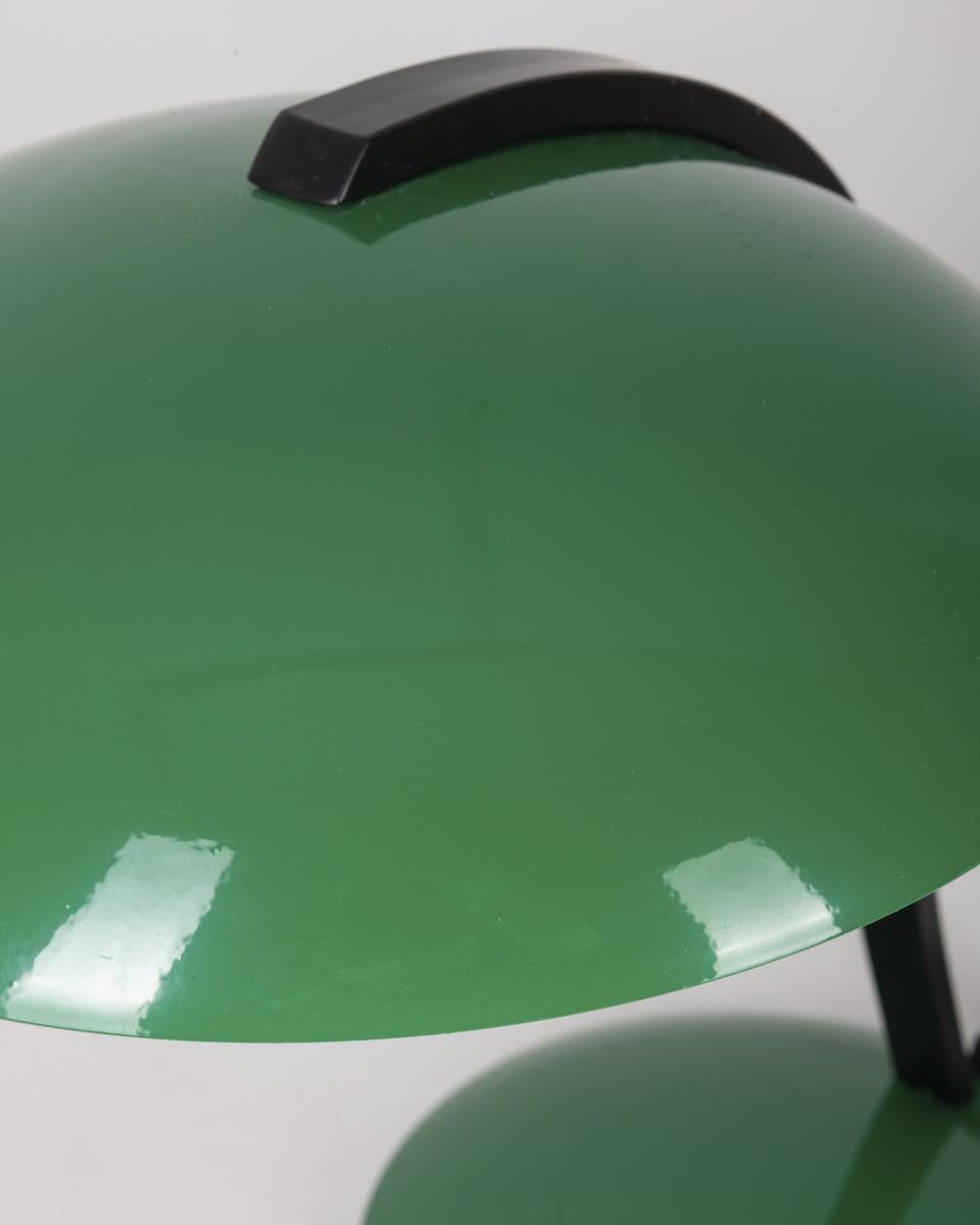 Late 20th Century Lampe de table vintage en métal vert des années 1980 conçue par Veneta Lumi en vente