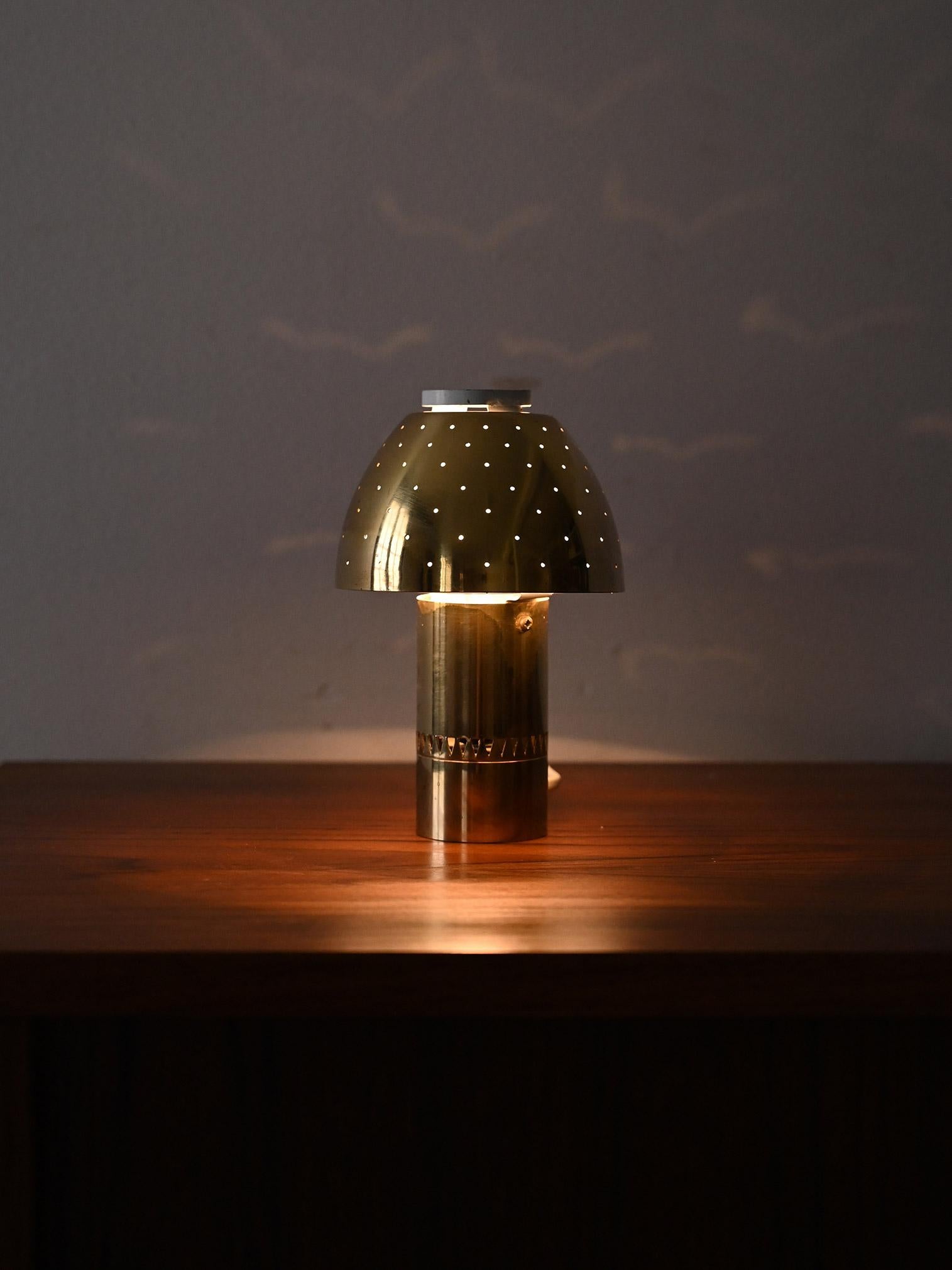 Tischleuchte Modell B221 'Lysina' von Hans-Agne Jakobsson, 1960er Jahre, Messing mit durchbrochenem Schirm.

Vintage-Tischlampe Modell B221 'Lysina', entworfen von Hans-Agne Jakobsson und hergestellt in Schweden in den 1960er Jahren. Aus poliertem
