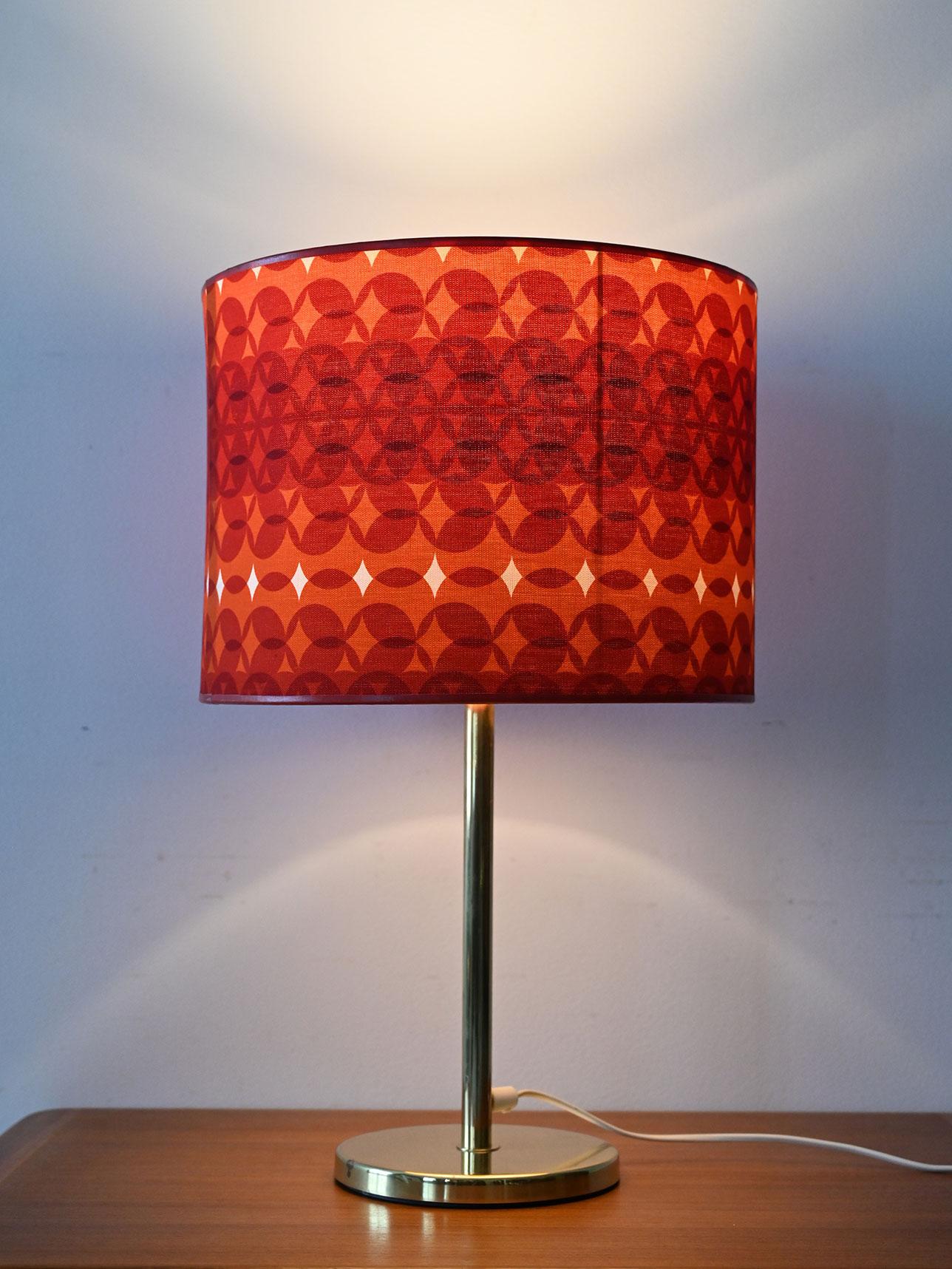 Lámpara de sobremesa fabricada por Aneta con base de latón y pantalla de tela geométrica original de los años 70.

Lámpara de mesa sueca de los años 70 producida por Aneta. La base es de latón pulido, con un perfil sencillo y lineal. La pantalla