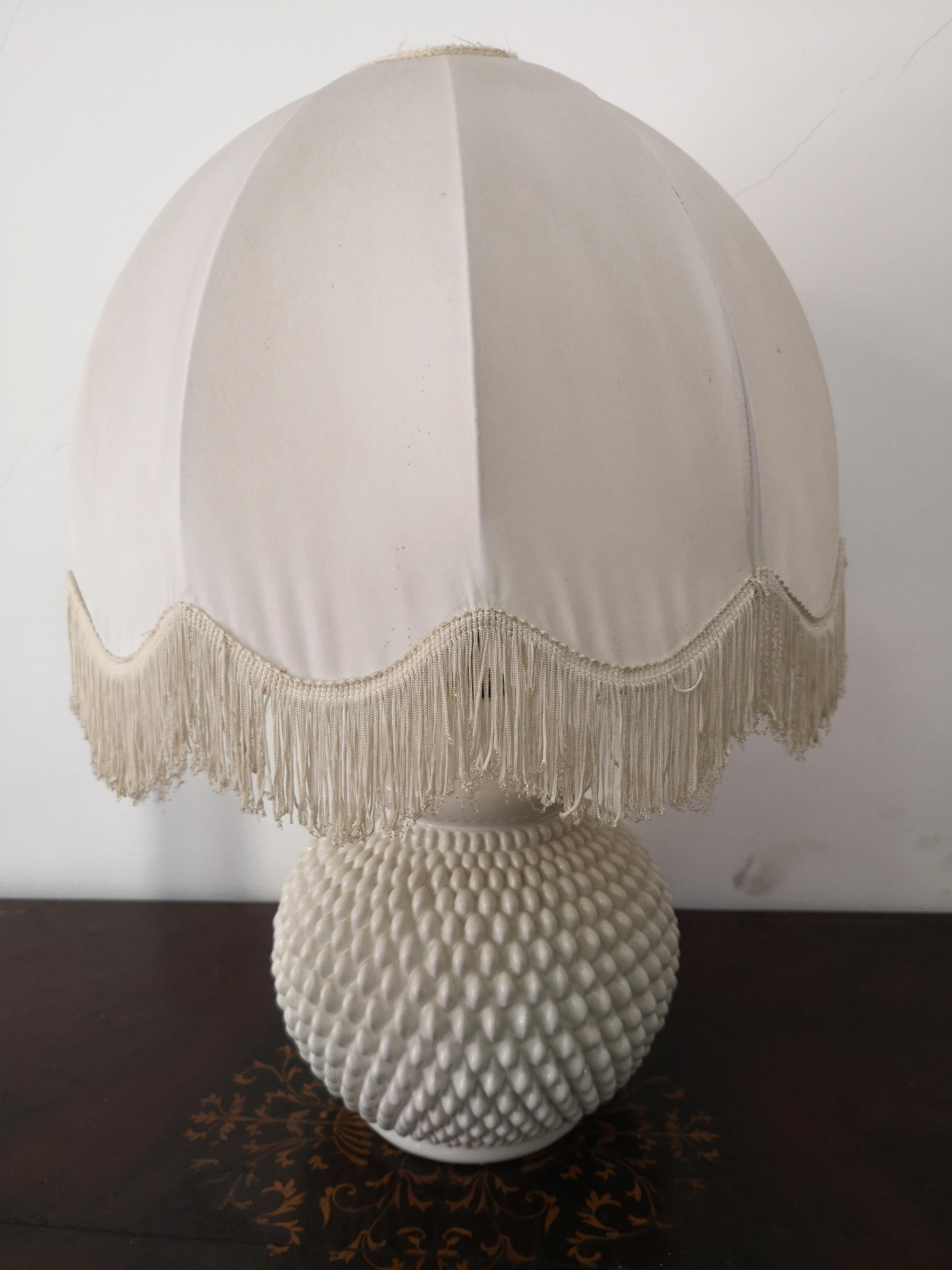 Lampada da tavolo vintage Hobnail ceramica bianca anni 70 in vendita 6