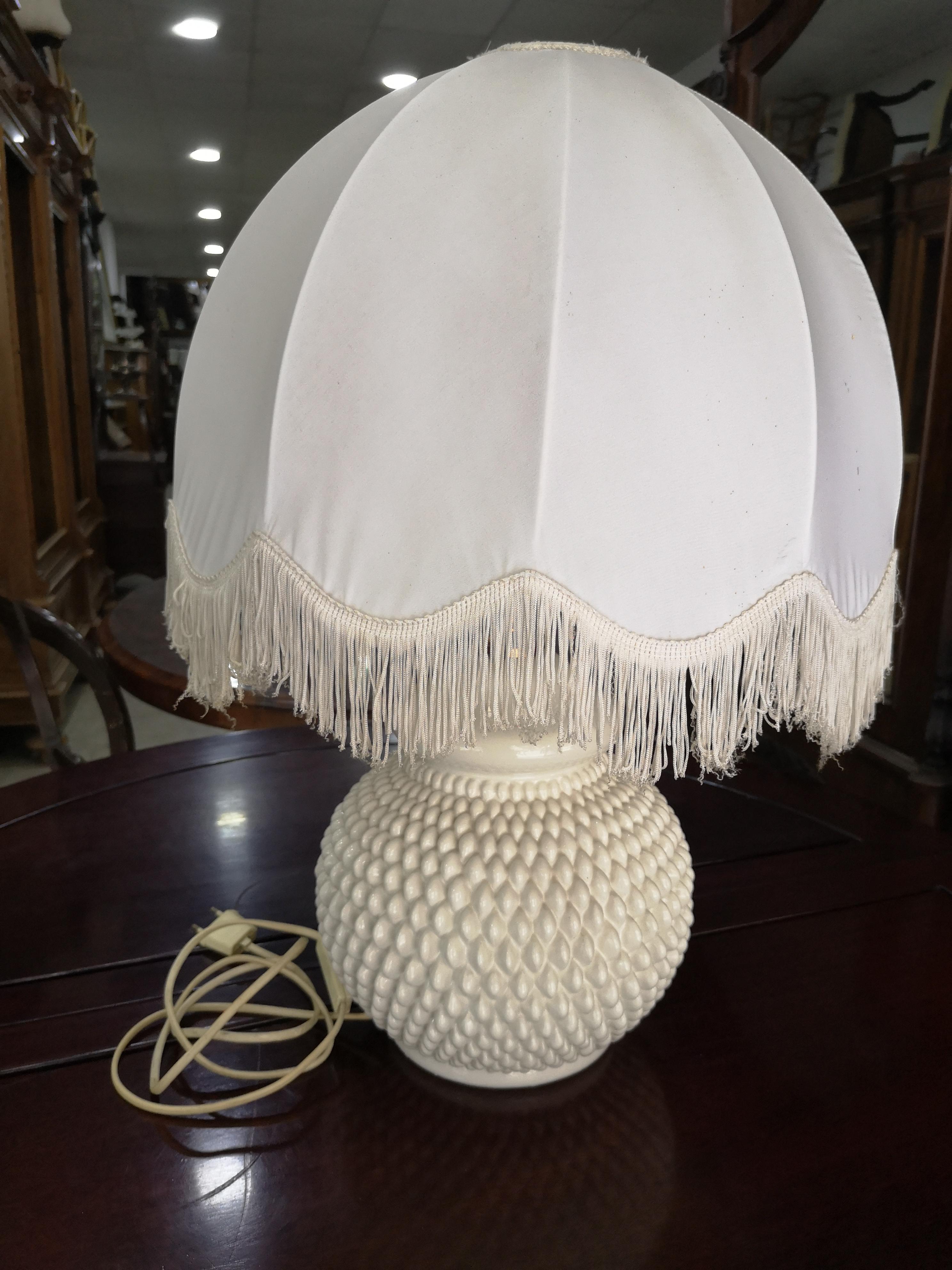 Vintage hobnail table lamp in white ceramic 1970s

Very unusual lamp because of the type of workmanship 

Measures:

Altezza totale  with lampshade cm 60 approx
Lampshade width  cm 40 approx
Lamp base height  cm 27
Width  cm 25

Available for