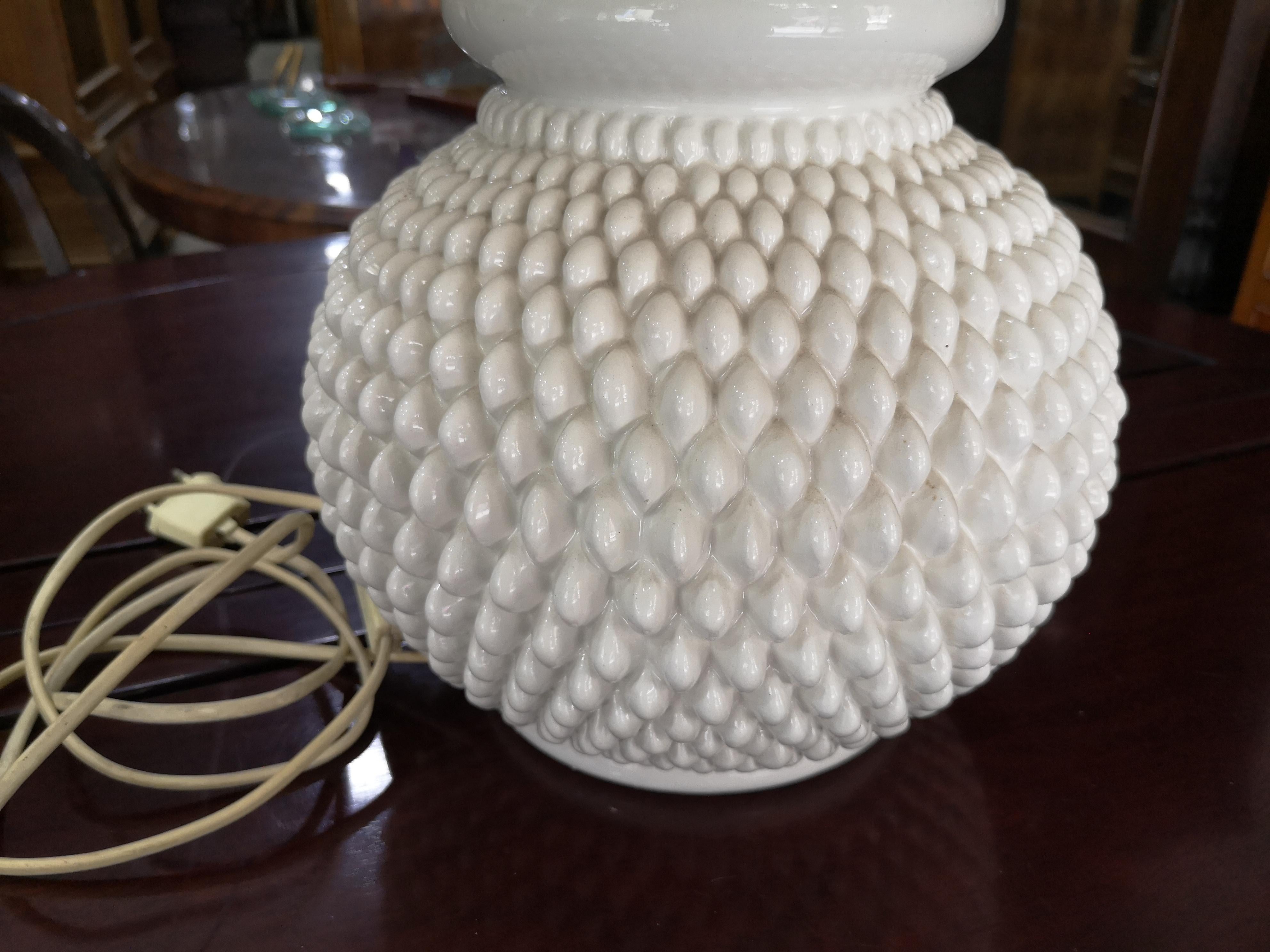 Vintage table lamp Hobnail white ceramic 1970s In Good Condition For Sale In Catania, IT