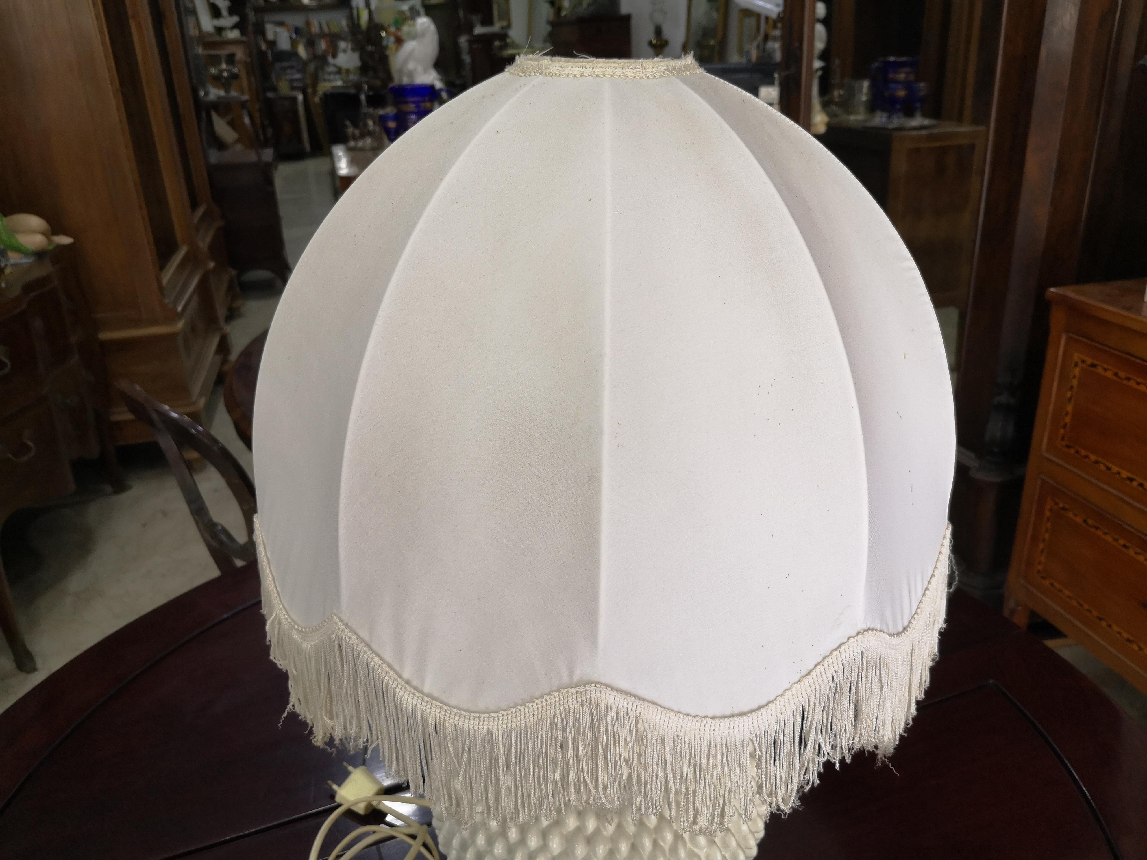 Mid-20th Century Lampada da tavolo vintage Hobnail ceramica bianca anni 70 in vendita