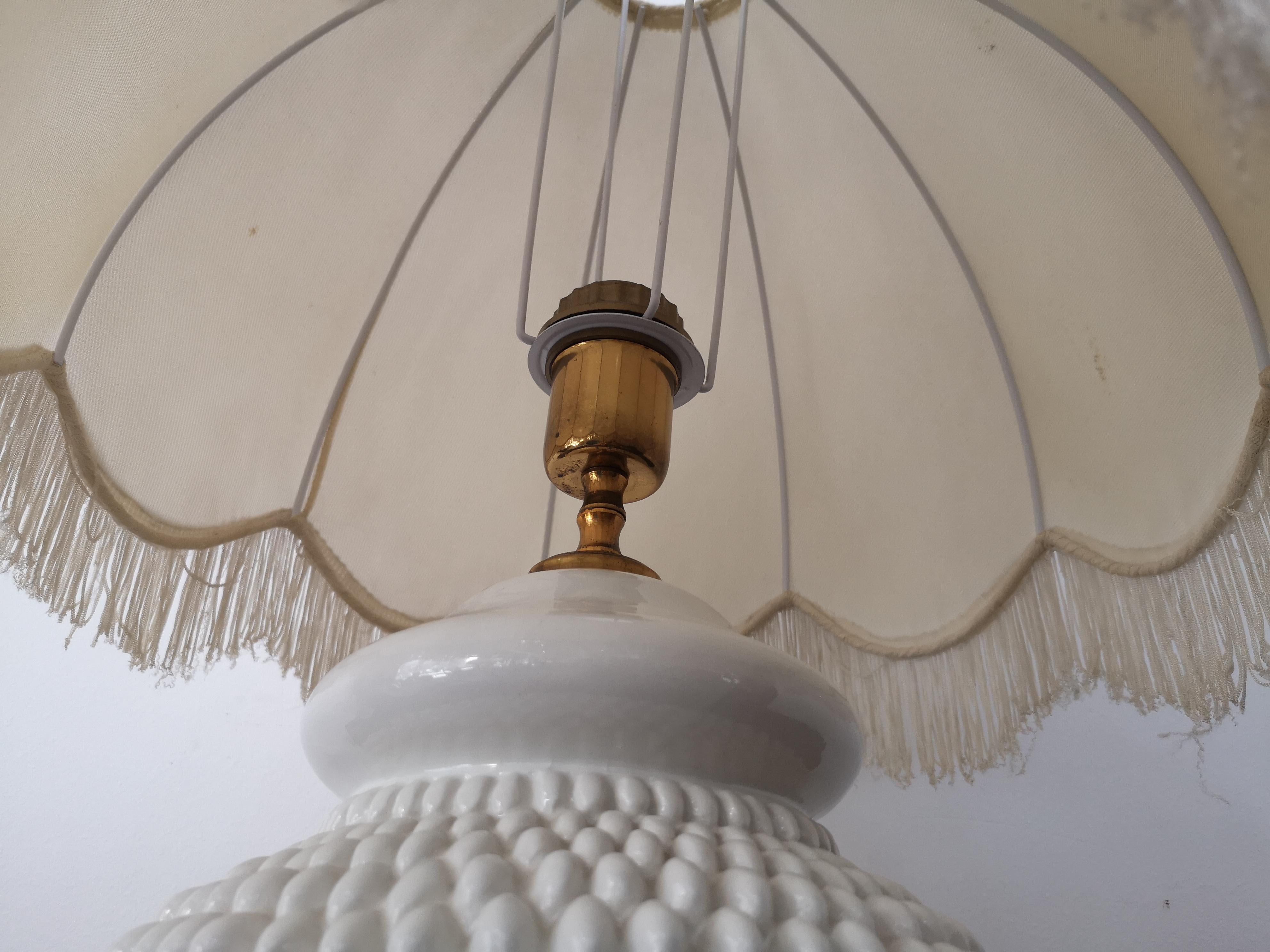 Lampada da tavolo vintage Hobnail ceramica bianca anni 70 in vendita 2