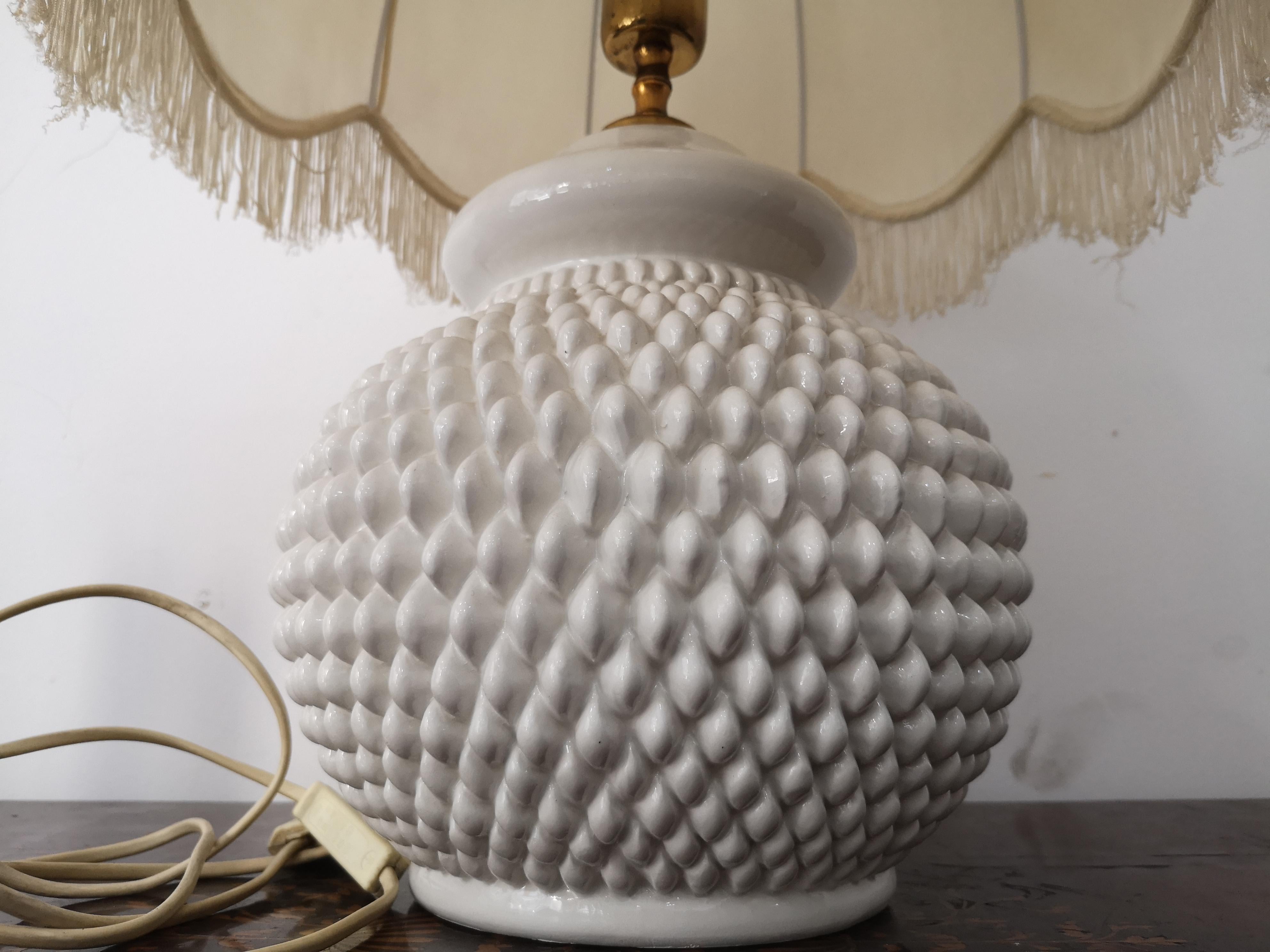 Lampada da tavolo vintage Hobnail ceramica bianca anni 70 in vendita 3