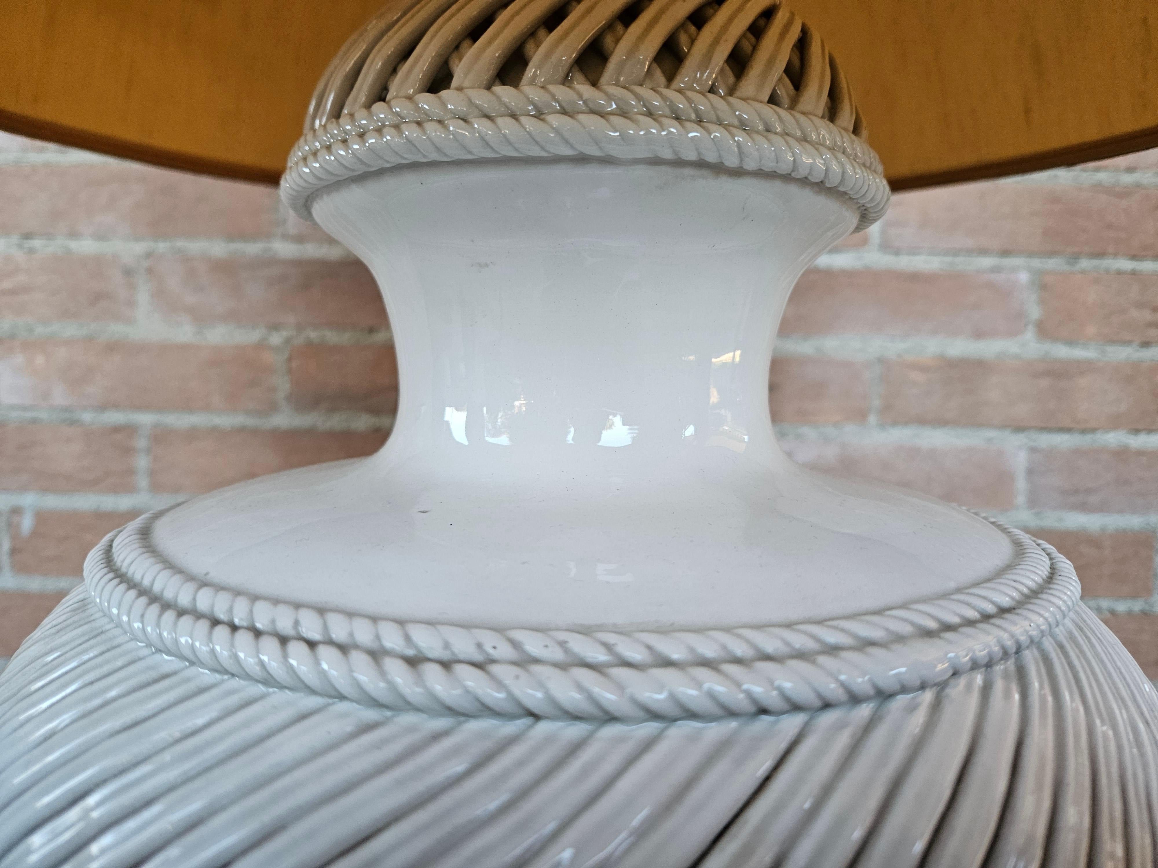 Lampe de table vintage en céramique blanche avec abat-jour en vente 3