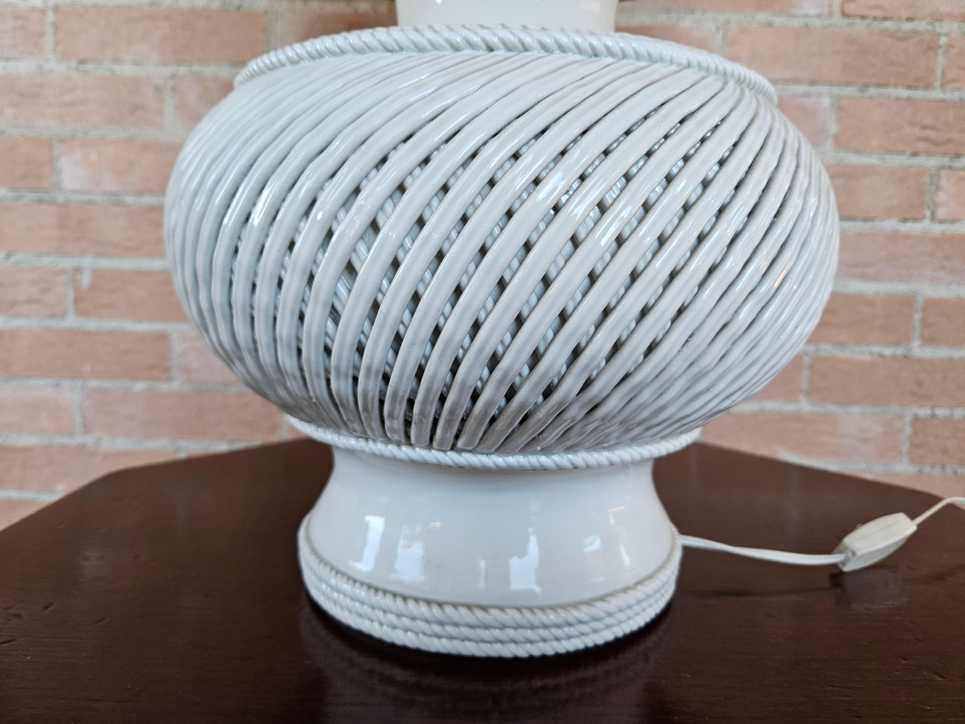 Vintage white ceramic table lamp with shade For Sale 4