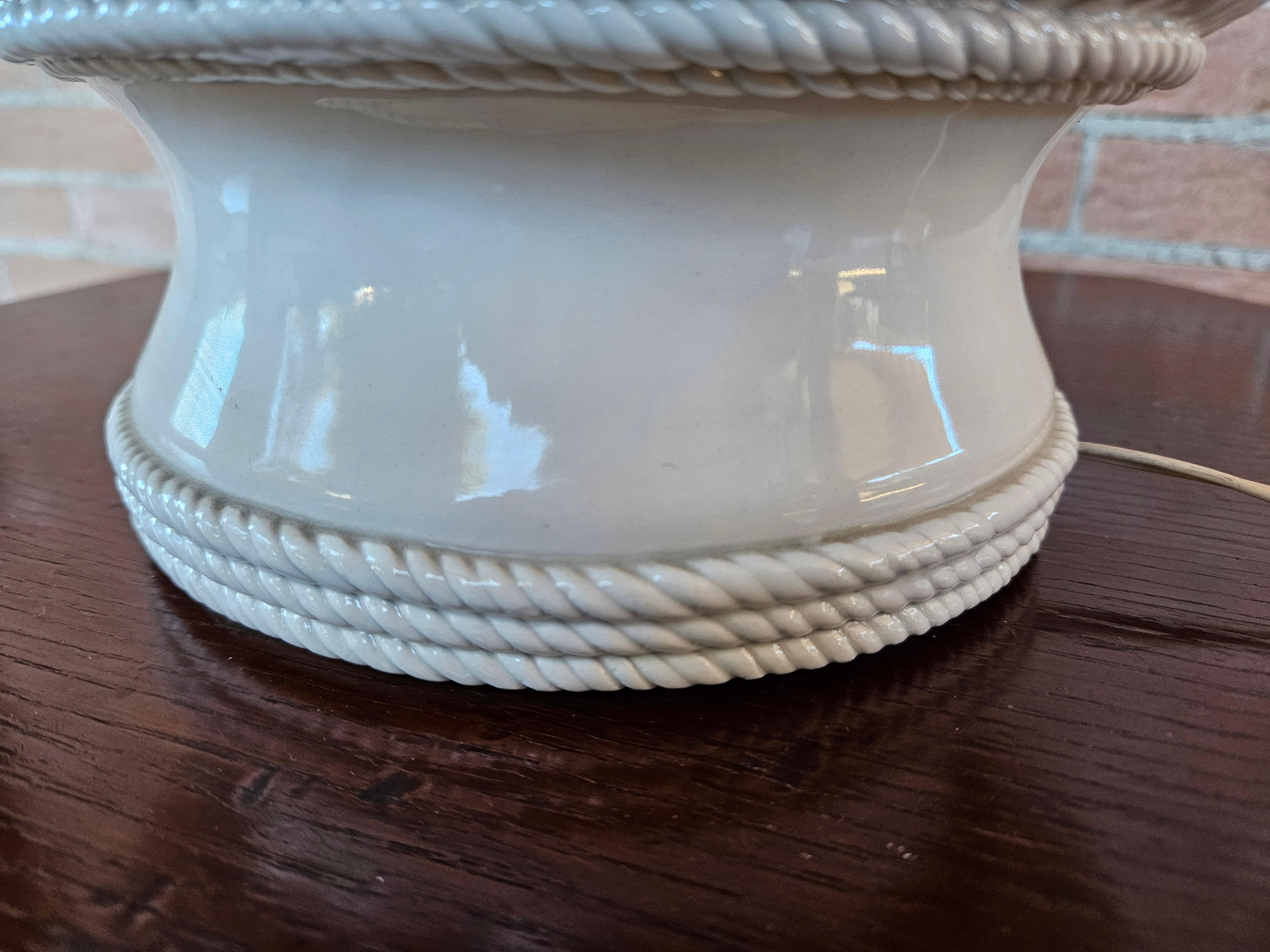 Lampe de table vintage en céramique blanche avec abat-jour en vente 9