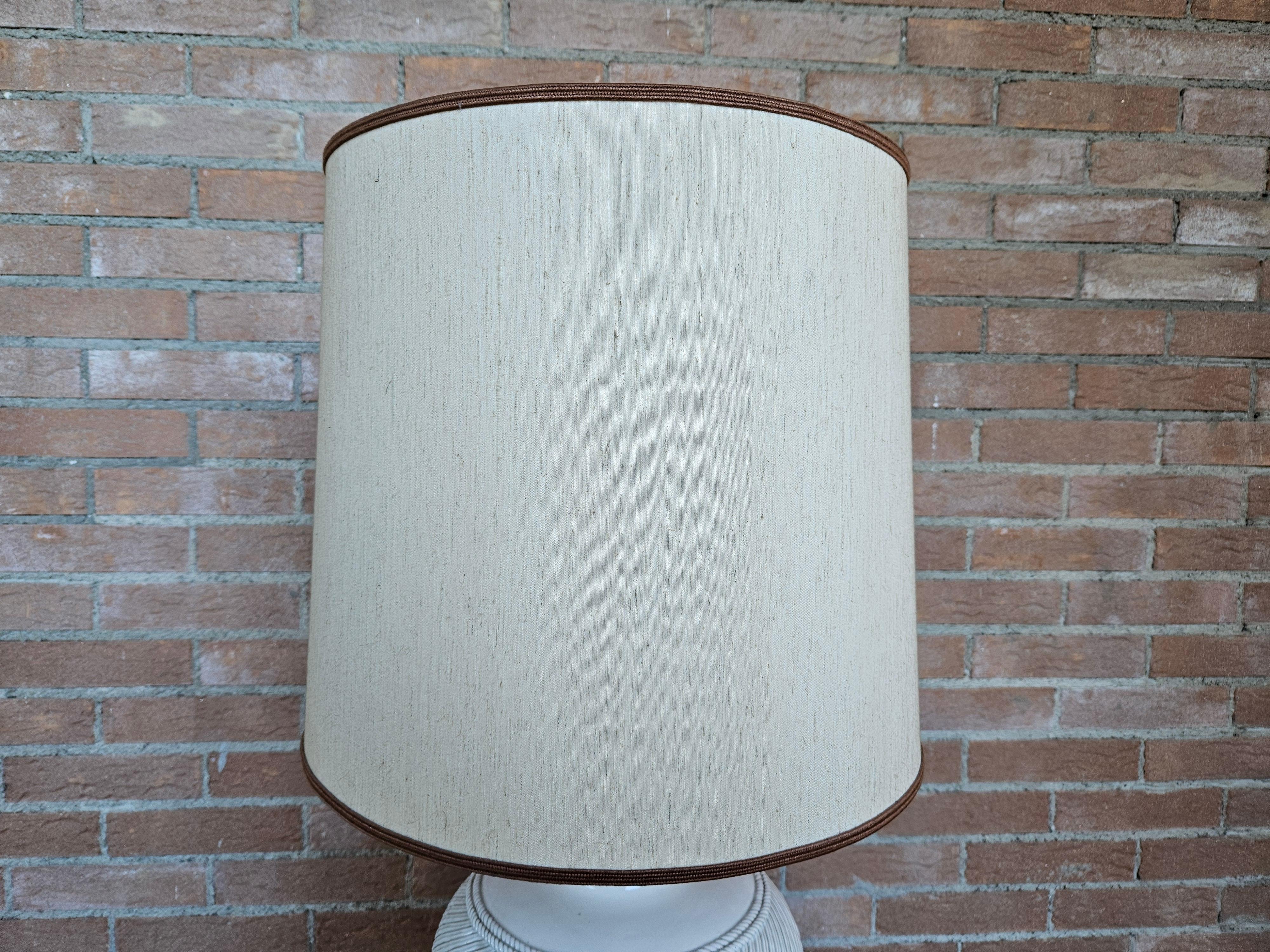 White machined ceramic table lamp with fabric shade.

Modern design furniture element, Italian production from the 1970s.

Bulb not included.
