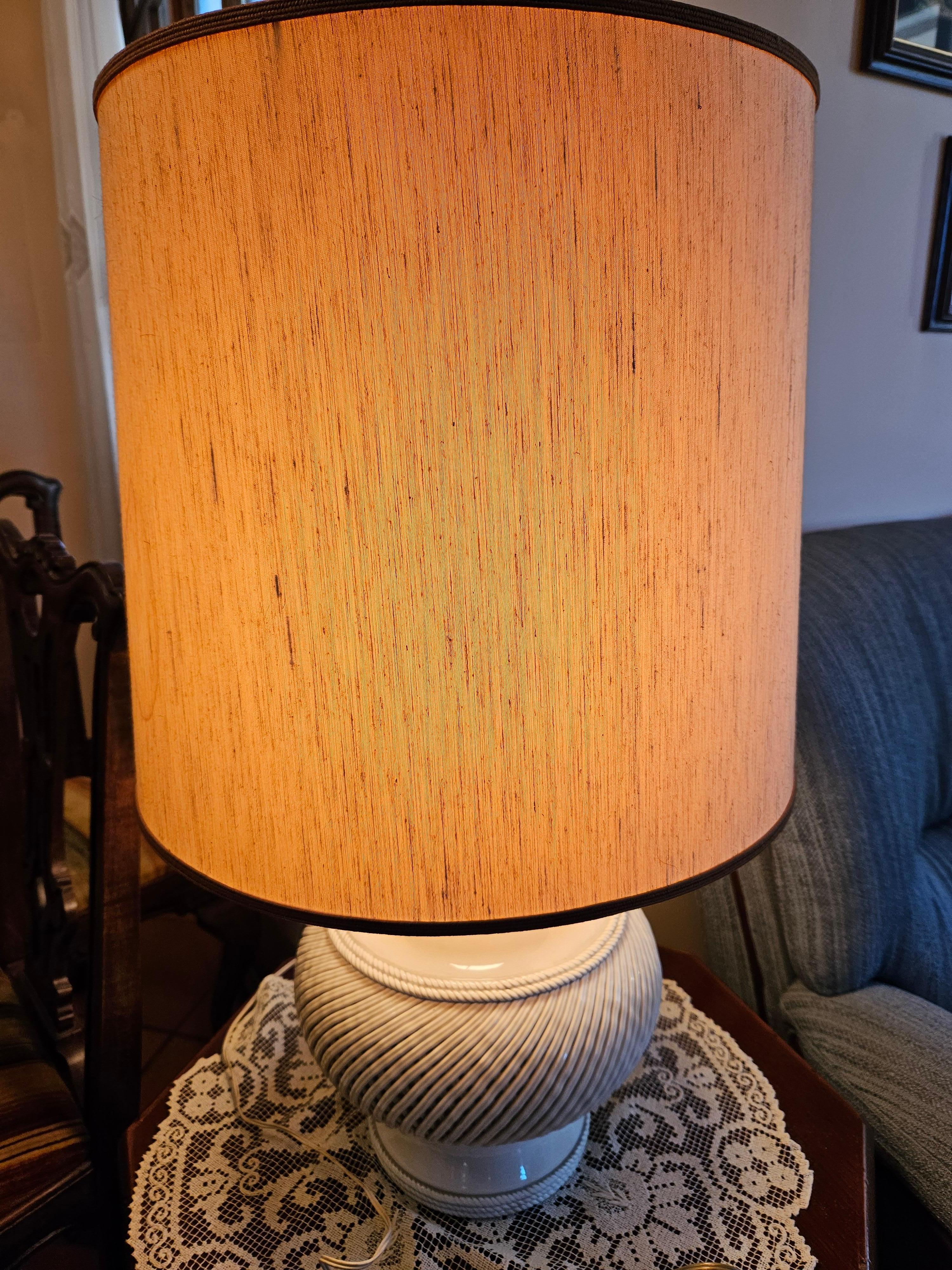 Lampe de table vintage en céramique blanche avec abat-jour en vente 13