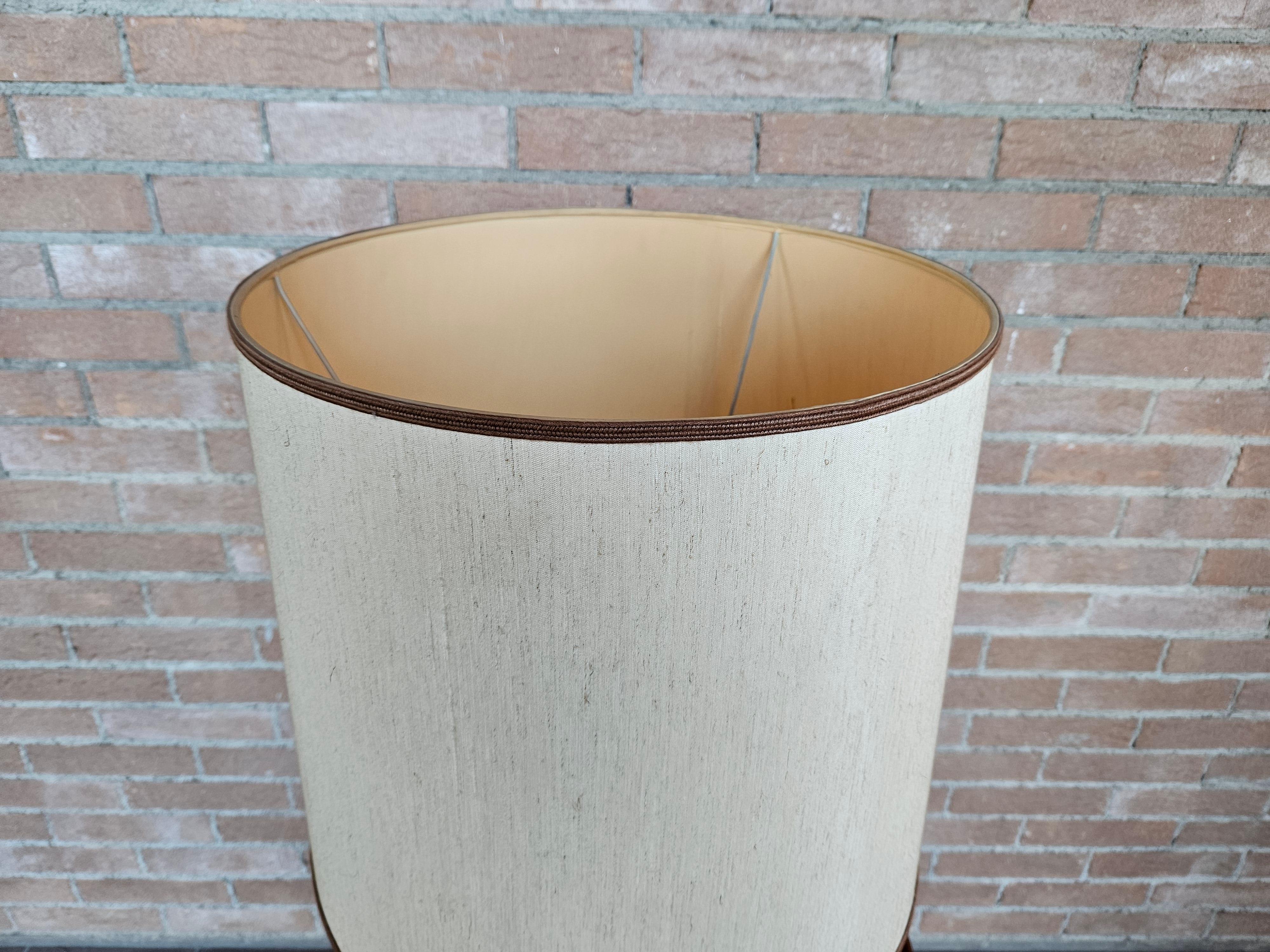 Mid-Century Modern Lampe de table vintage en céramique blanche avec abat-jour en vente